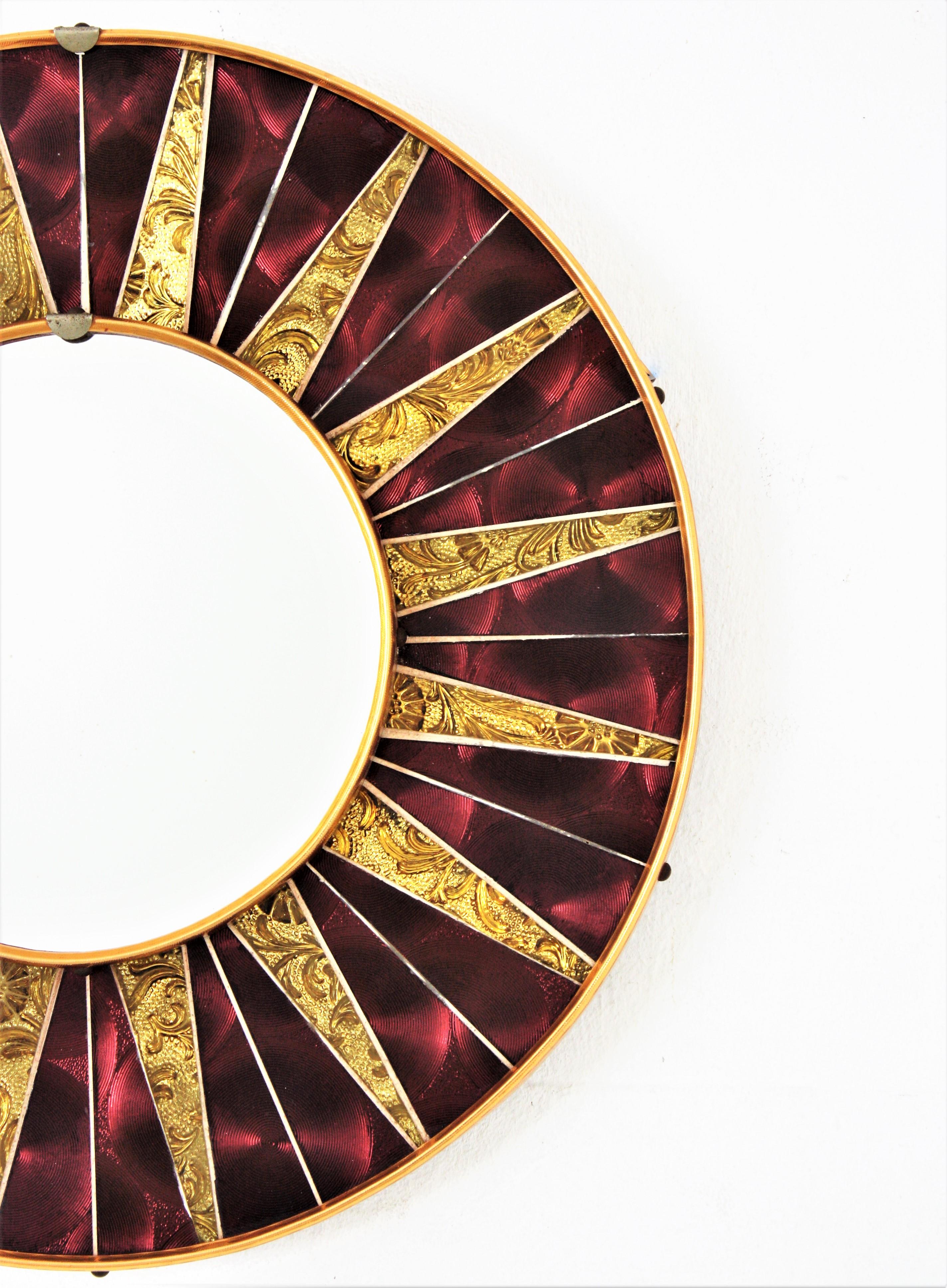 Argenté Miroir rond Sunburst avec cadre en mosaïque de verre doré grenat en vente