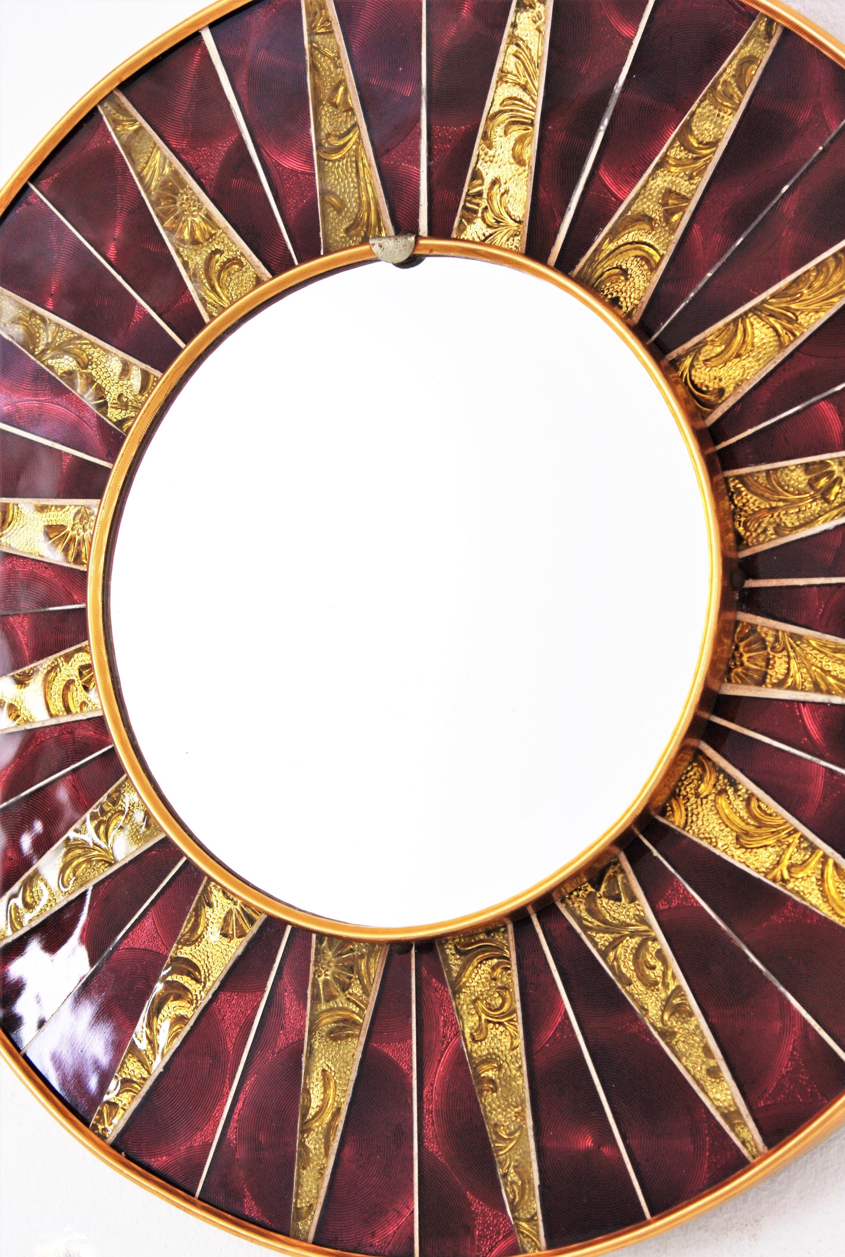 20ième siècle Miroir rond Sunburst avec cadre en mosaïque de verre doré grenat en vente