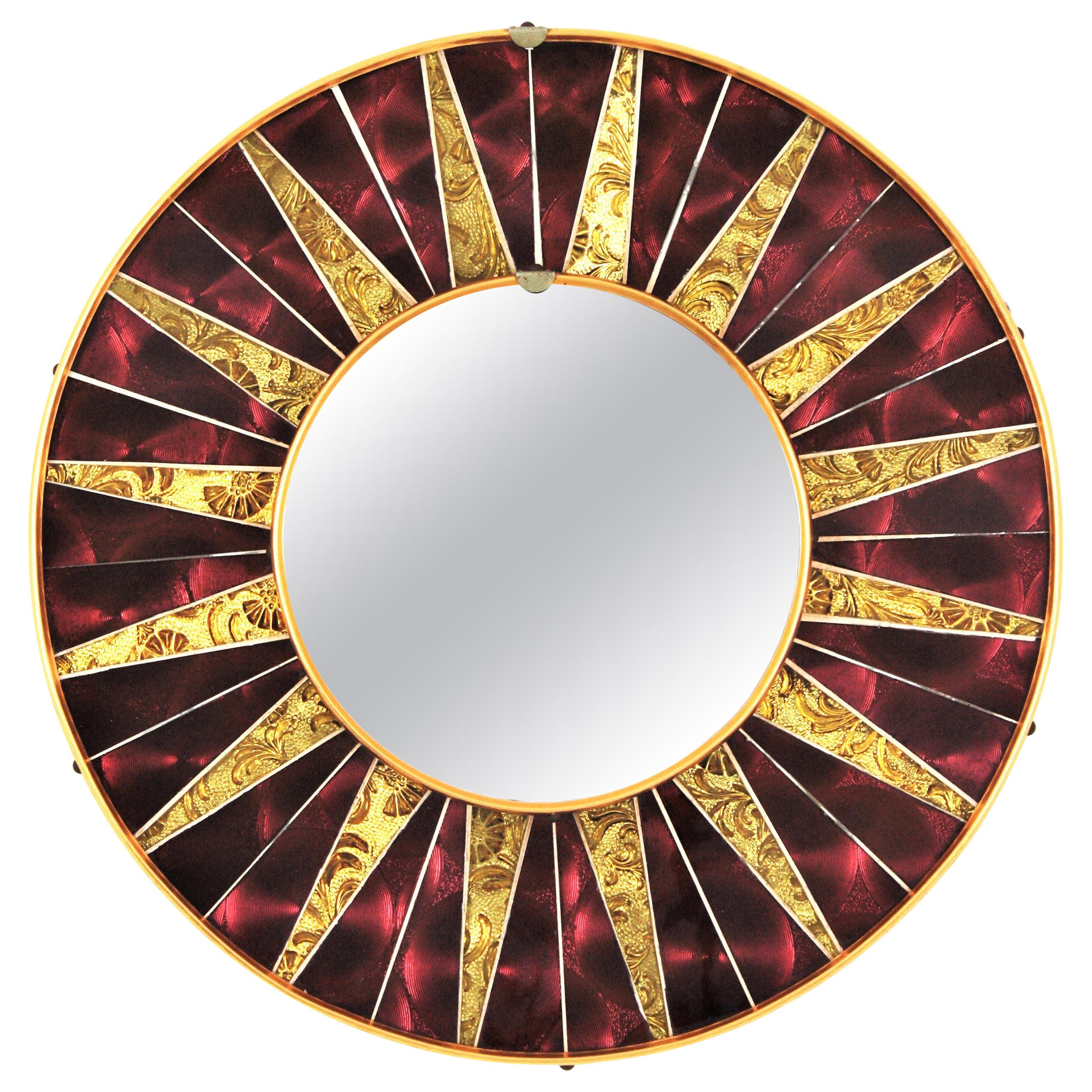 Miroir rond Sunburst avec cadre en mosaïque de verre doré grenat en vente