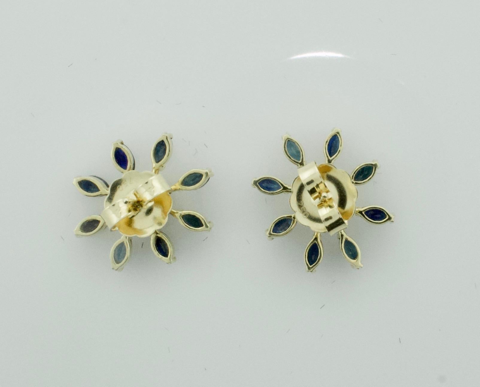 Modern Sunburst Sapphire Earrings in 18 Karat Yellow Gold For Sale