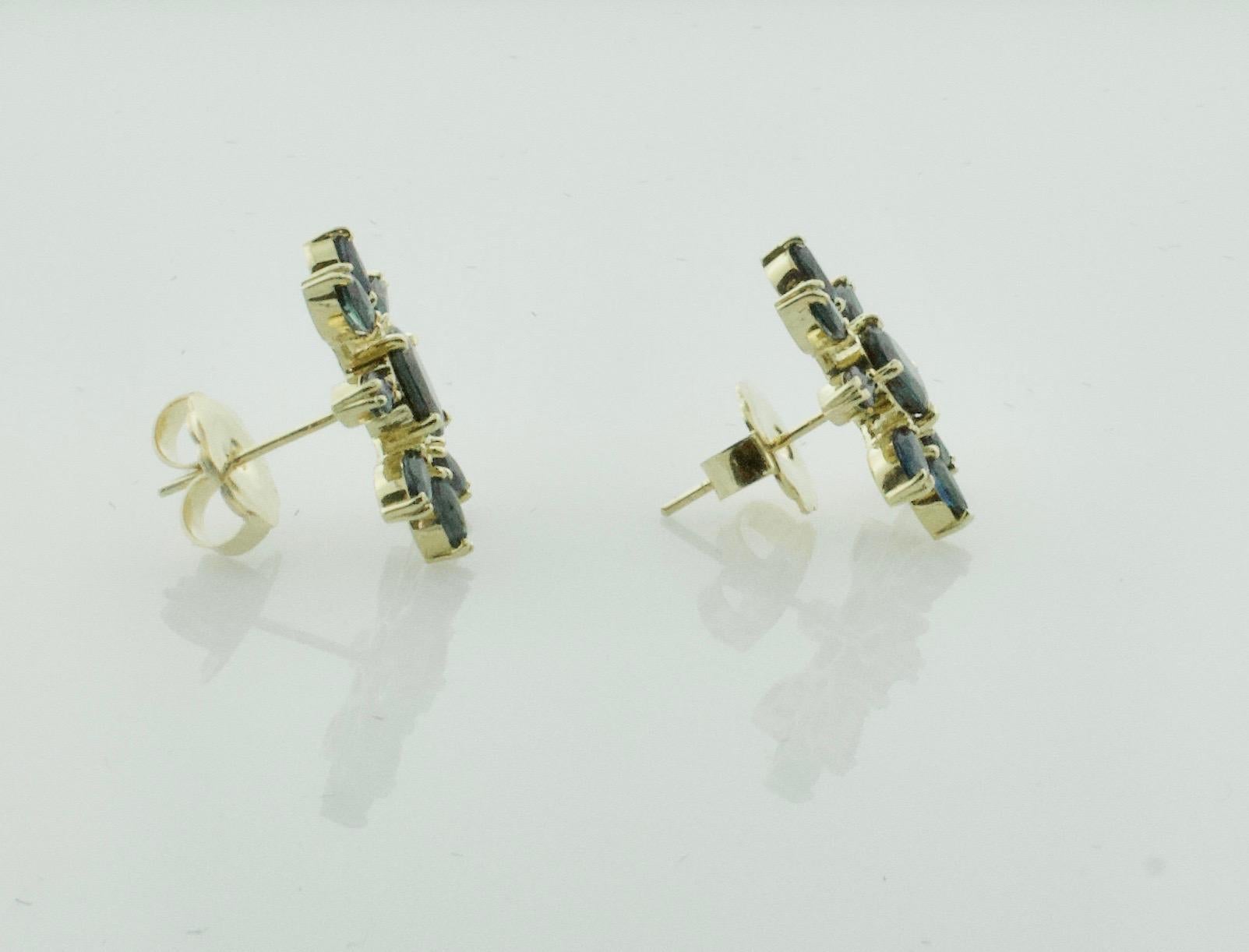 Sunburst Sapphire Earrings in 18 Karat Yellow Gold In New Condition For Sale In Wailea, HI