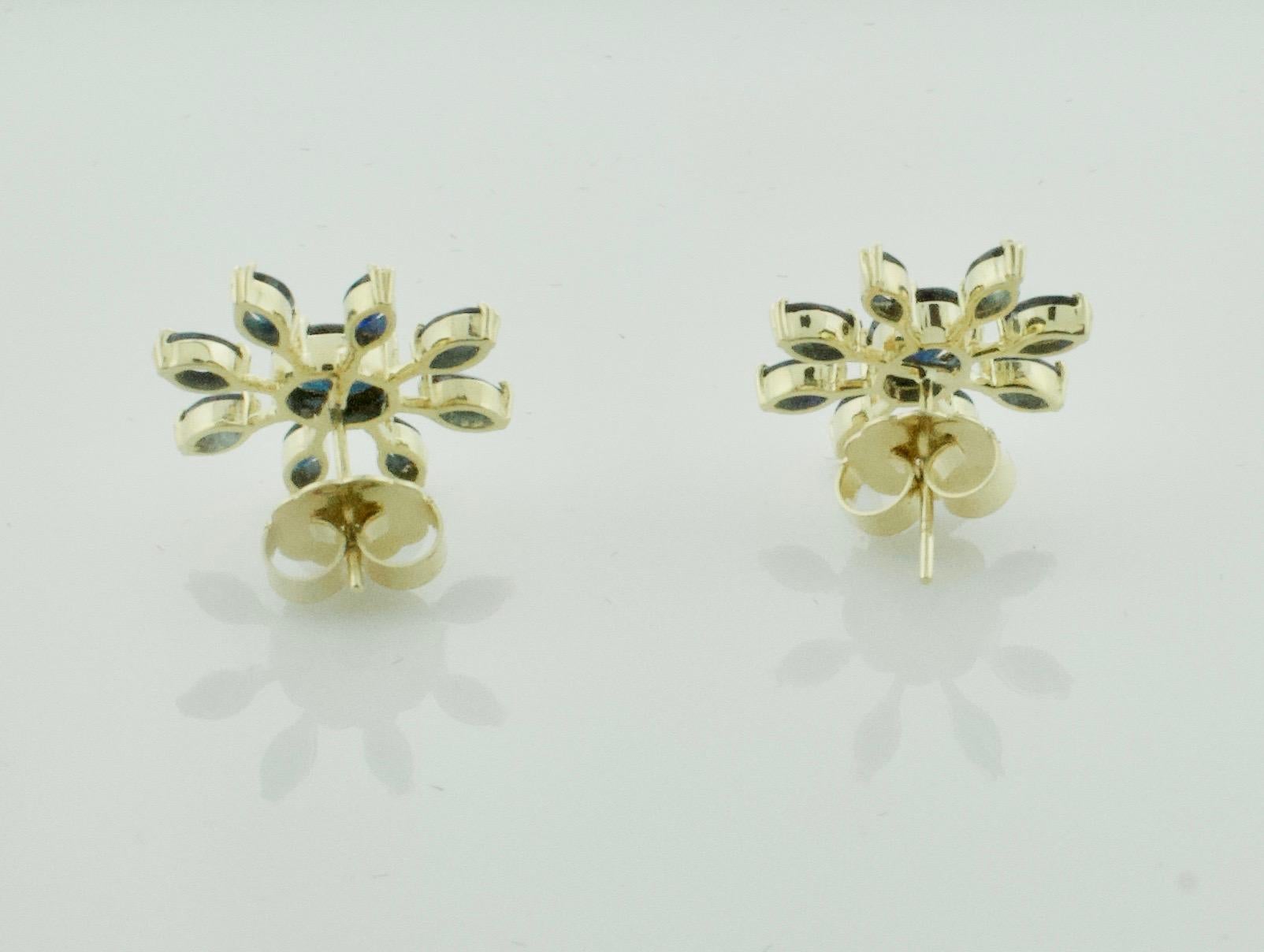 Women's or Men's Sunburst Sapphire Earrings in 18 Karat Yellow Gold For Sale