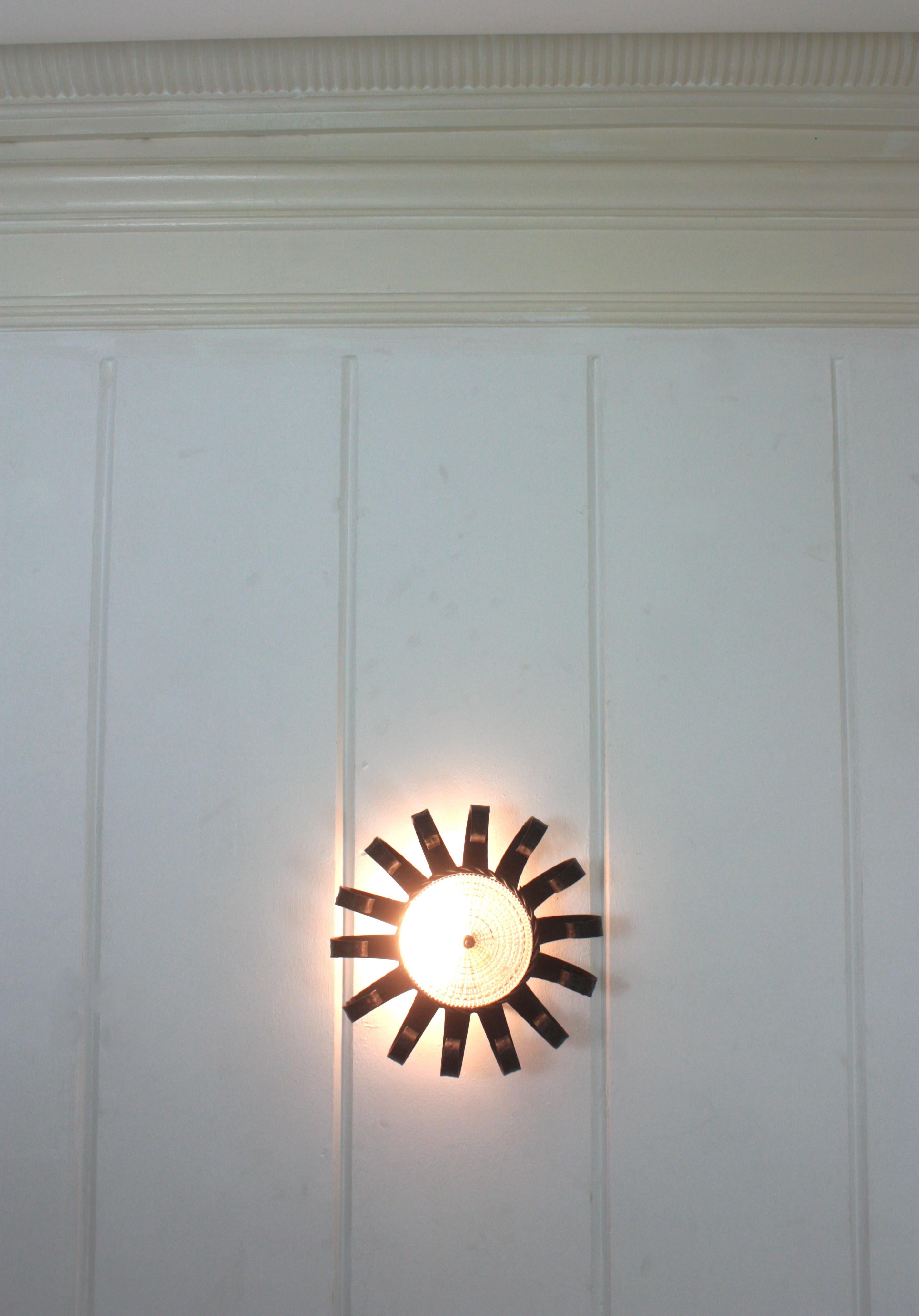 Sunburst Scrollwork Crown of Light Fixture, fer forgé et verre en vente 2