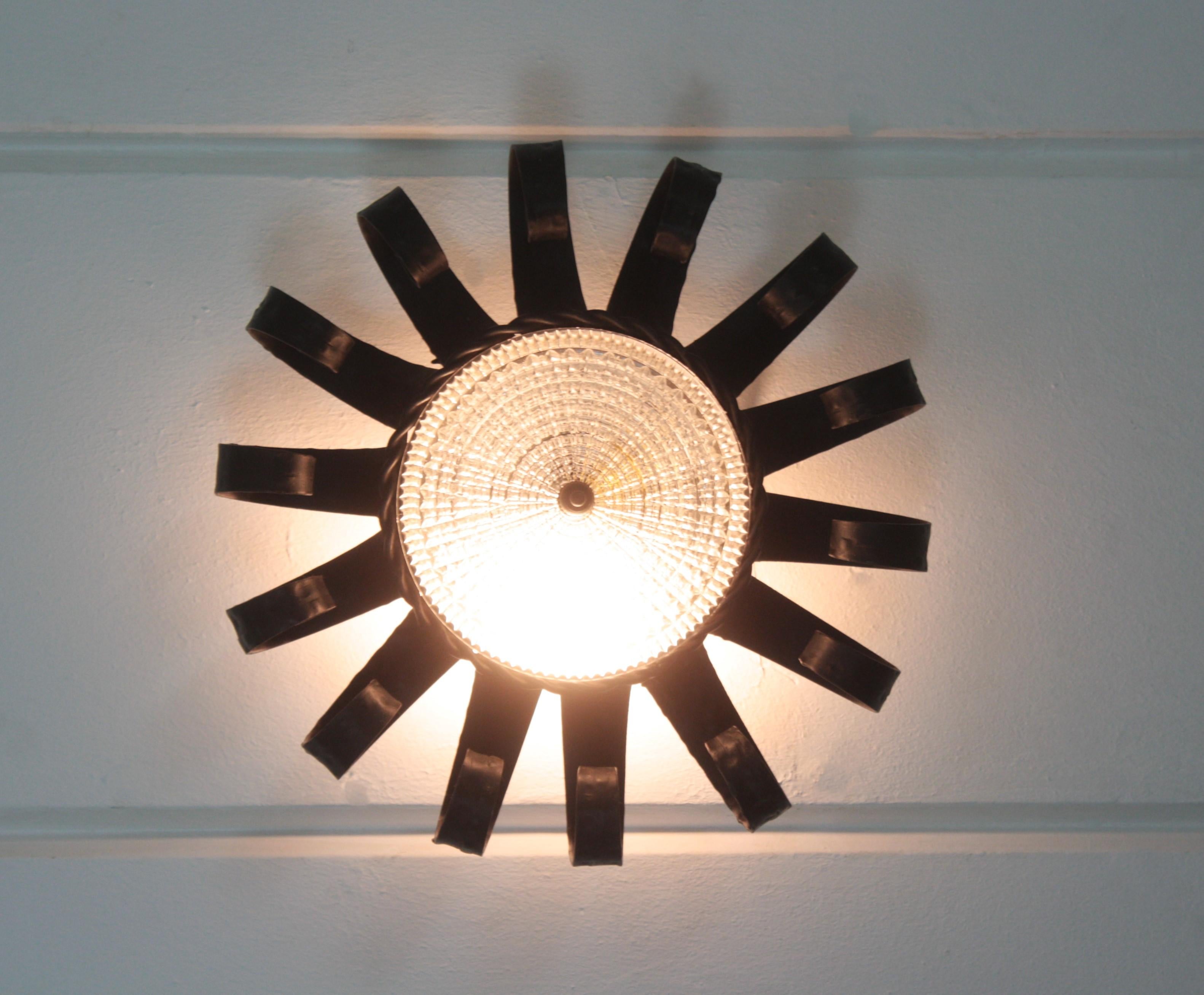 Sunburst Scrollwork Crown of Light Fixture, fer forgé et verre en vente 3