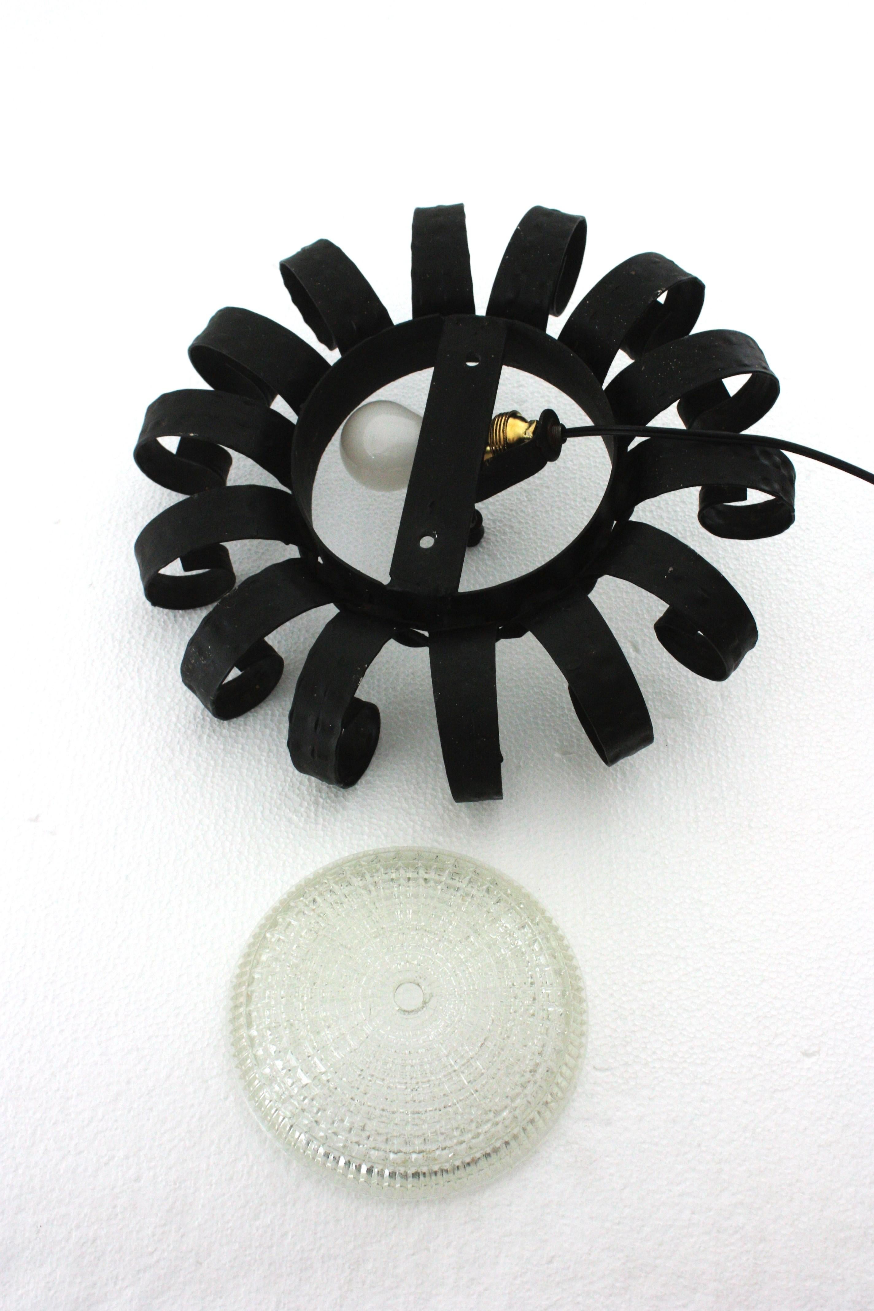Sunburst Scrollwork Crown of Light Fixture, fer forgé et verre en vente 9