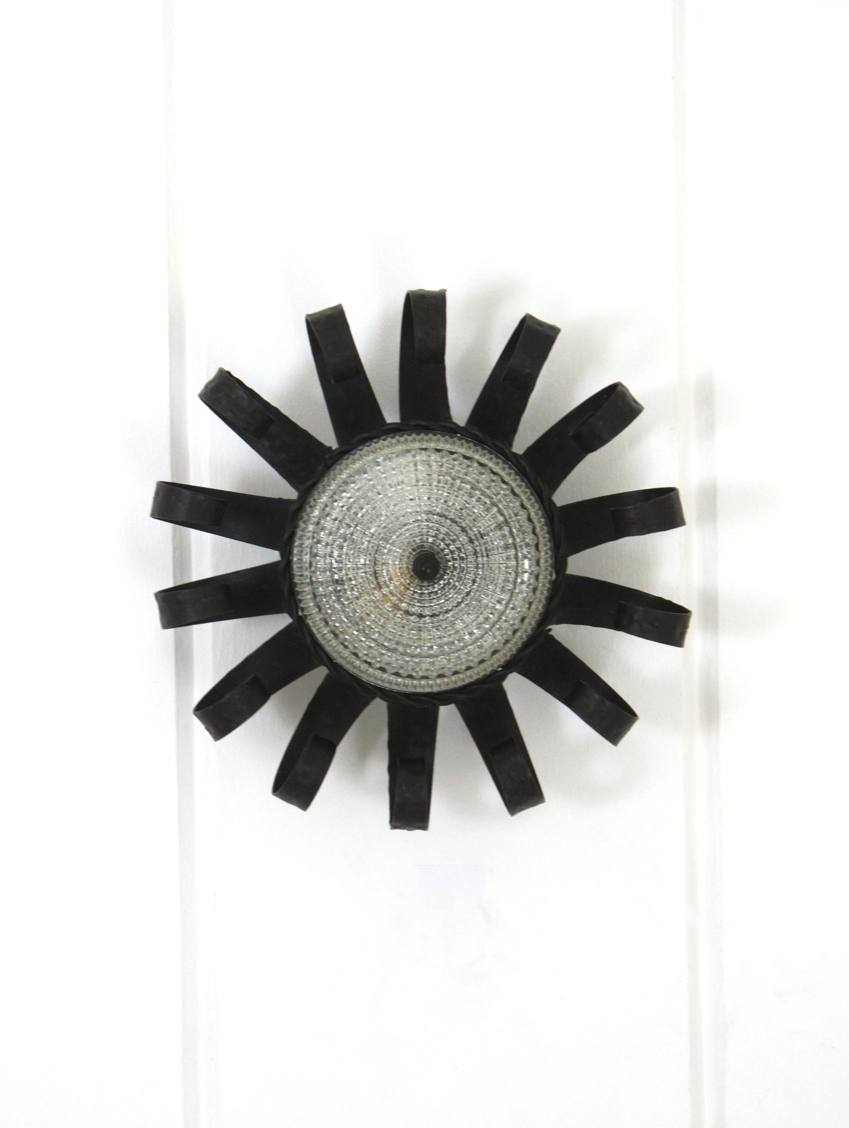 Espagnol Sunburst Scrollwork Crown of Light Fixture, fer forgé et verre en vente