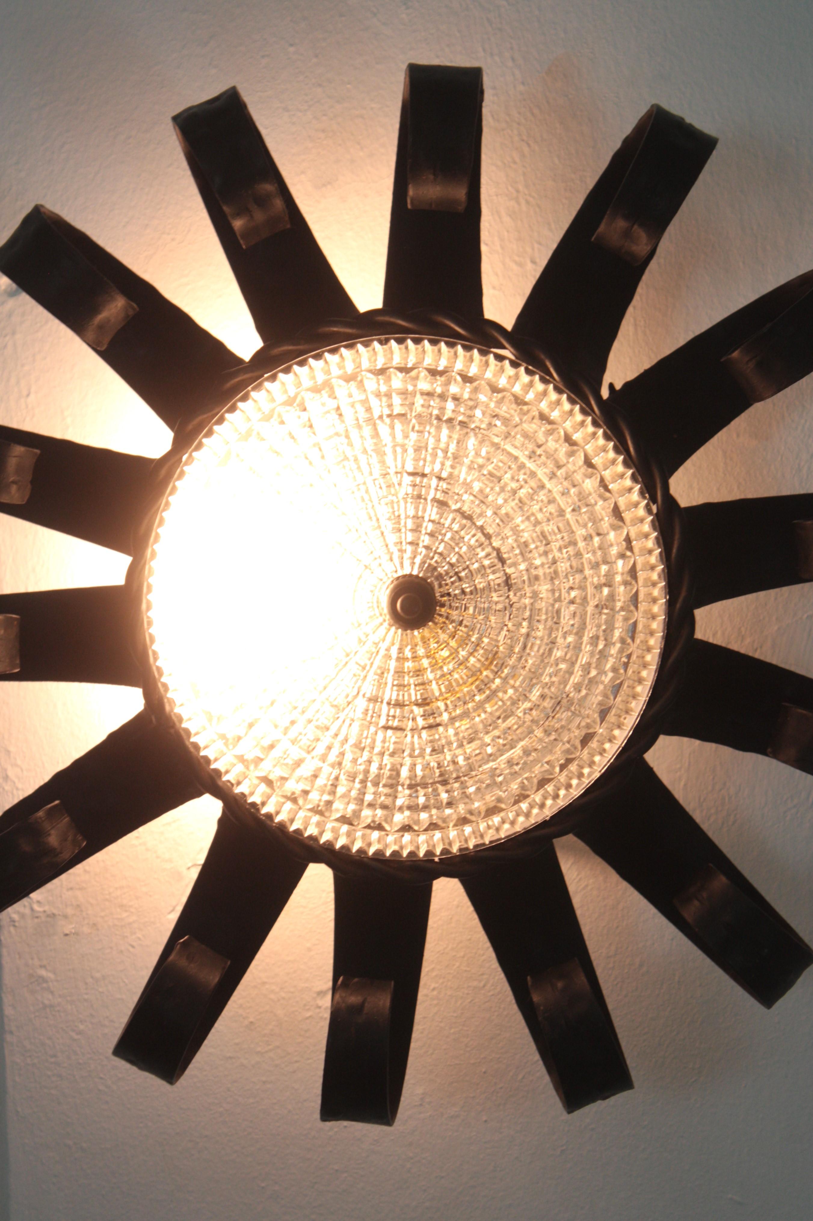 Forgé Sunburst Scrollwork Crown of Light Fixture, fer forgé et verre en vente