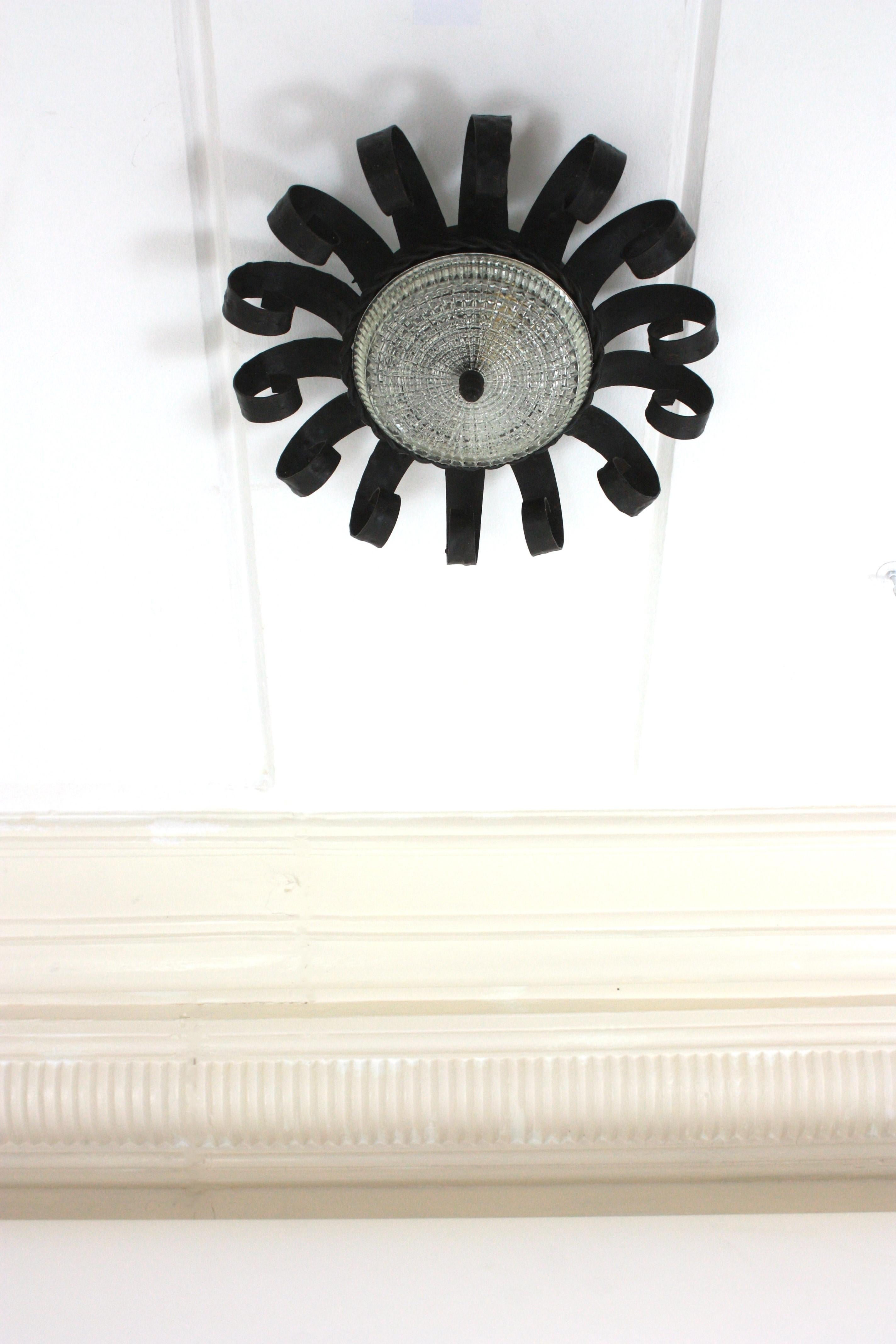 Sunburst Scrollwork Crown of Light Fixture, fer forgé et verre Bon état - En vente à Barcelona, ES