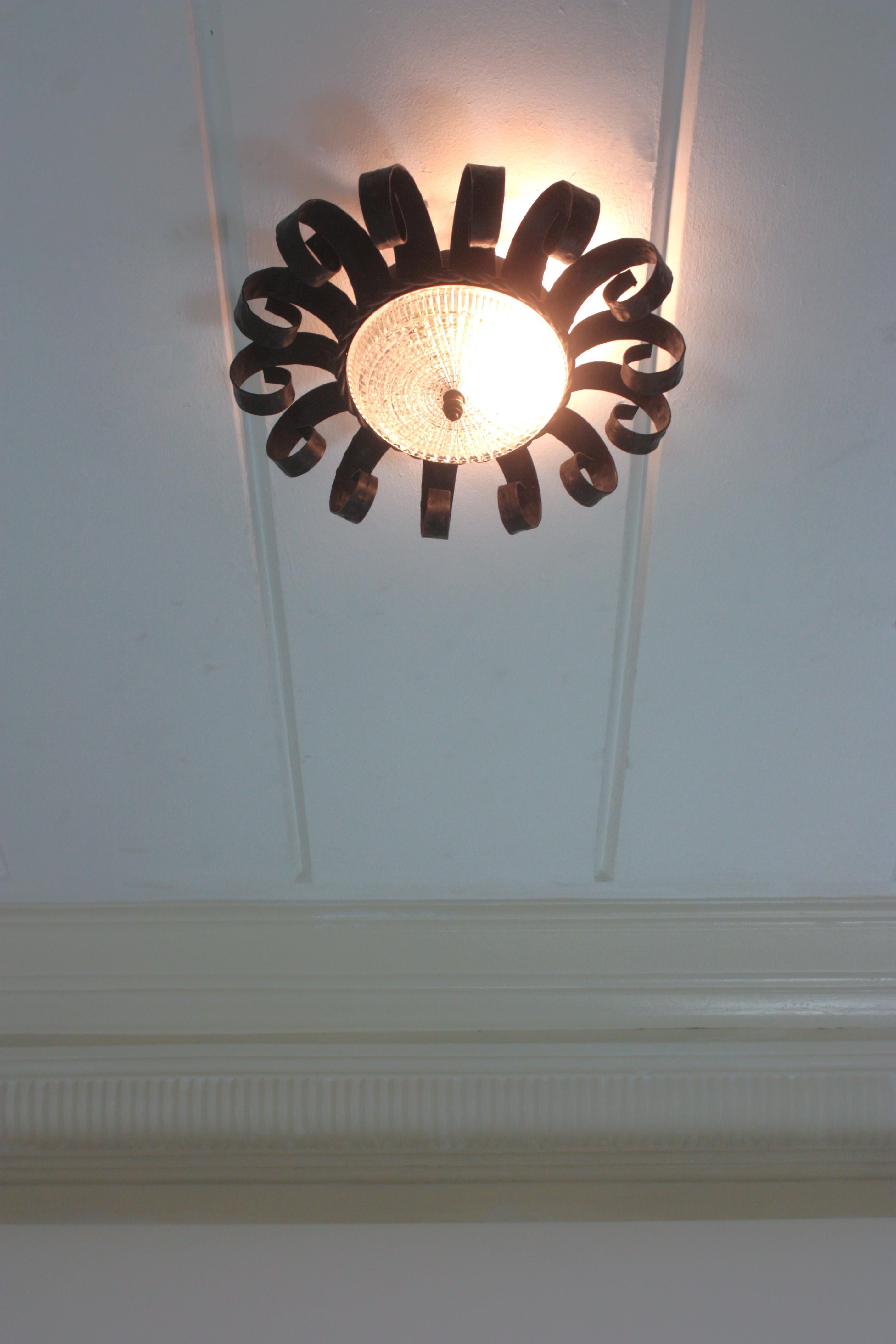 20ième siècle Sunburst Scrollwork Crown of Light Fixture, fer forgé et verre en vente