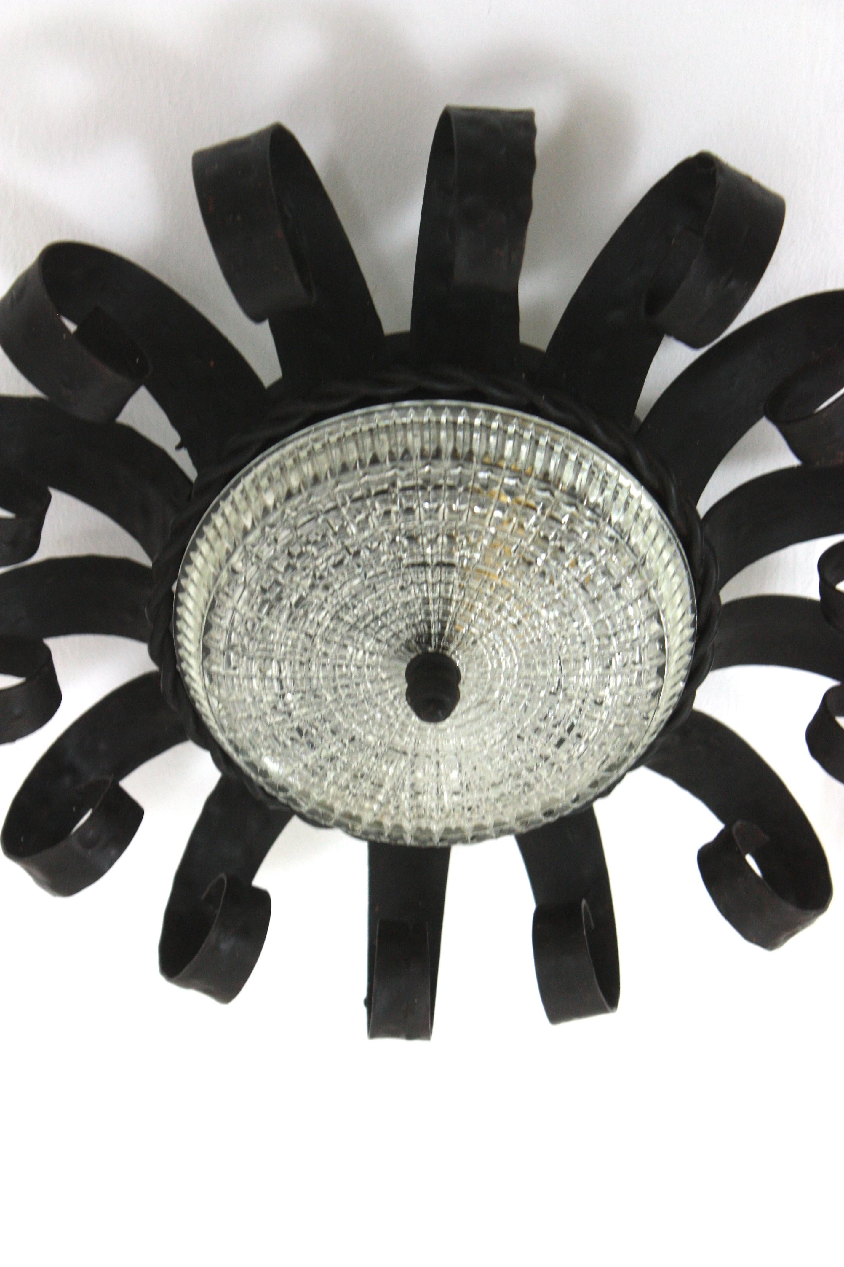 Verre Sunburst Scrollwork Crown of Light Fixture, fer forgé et verre en vente