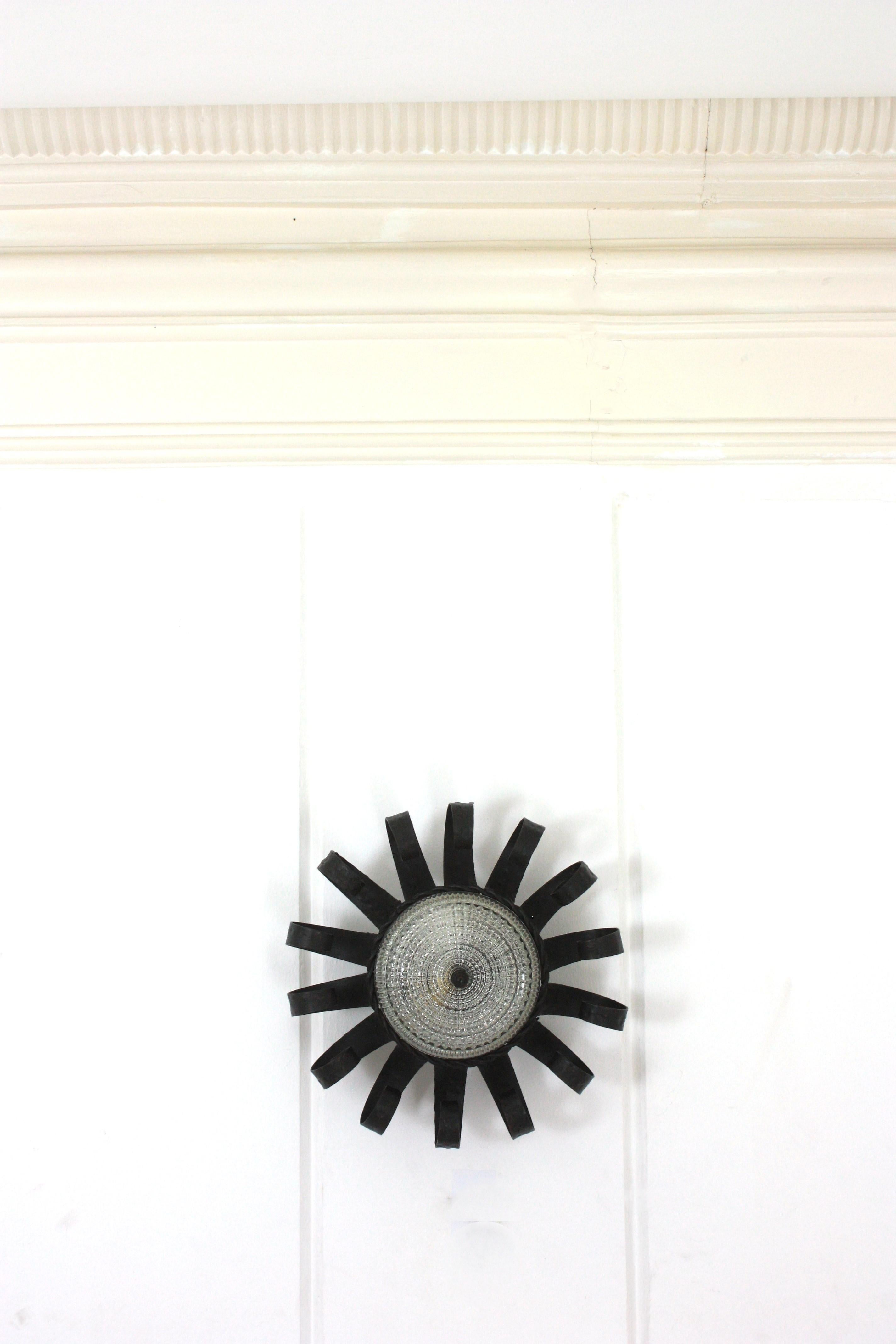 Sunburst Scrollwork Crown of Light Fixture, fer forgé et verre en vente 1