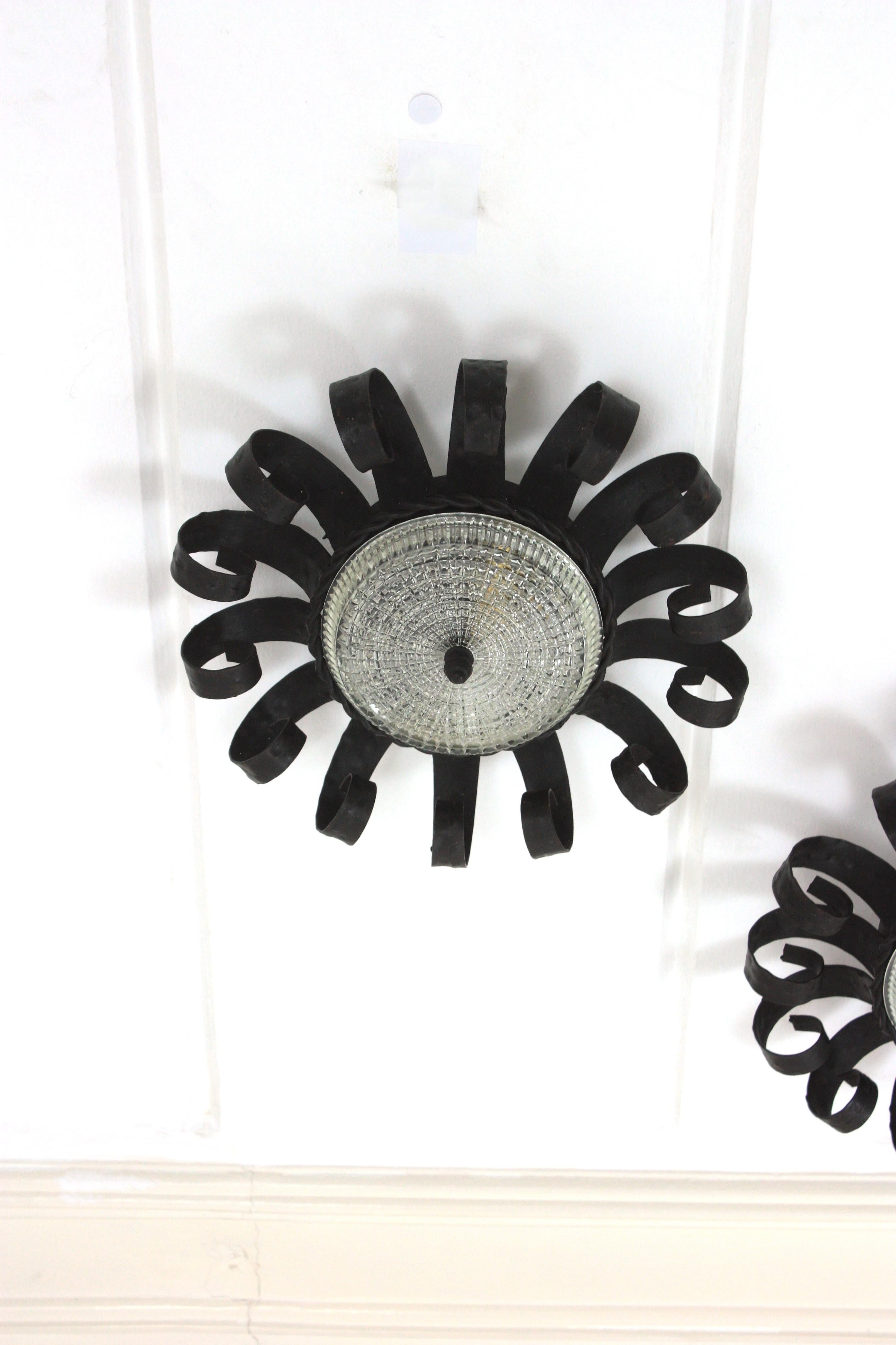 Sunburst Scrollwork Crown Flush Mount Light Fixtures, fer forgé et verre, Pair en vente 3