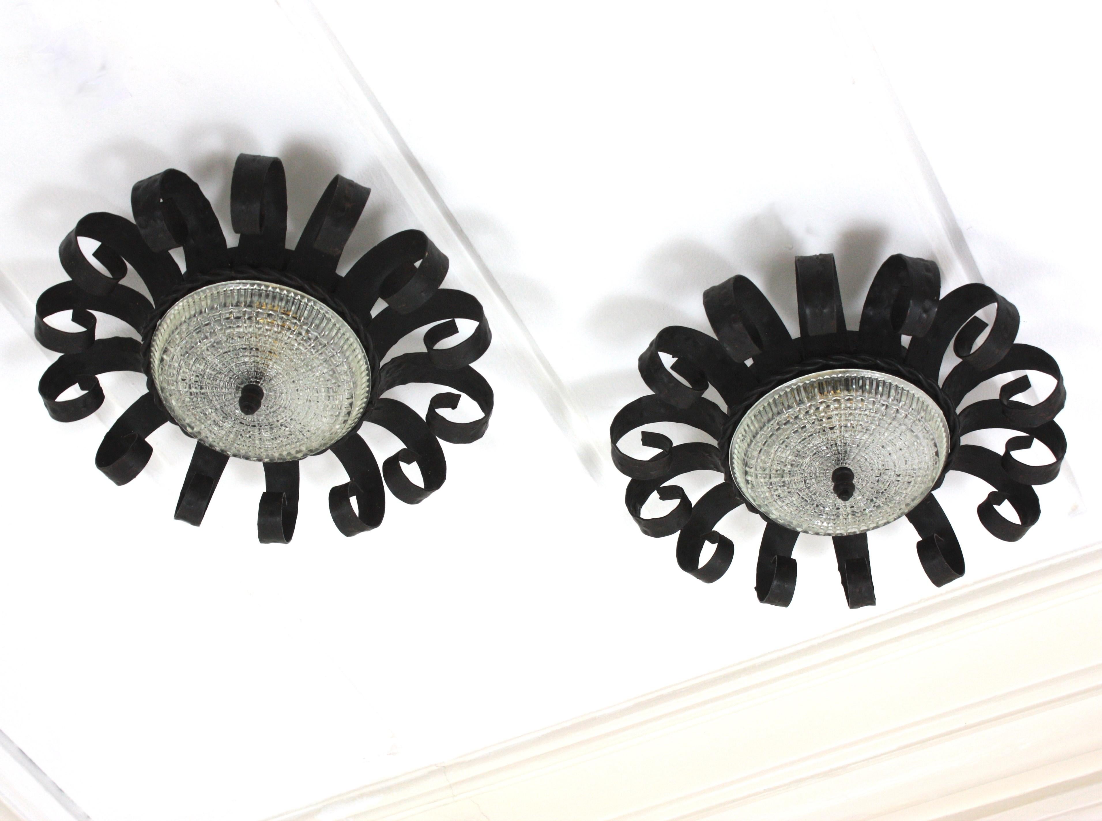 Sunburst Scrollwork Crown Flush Mount Light Fixtures, fer forgé et verre, Pair en vente 4
