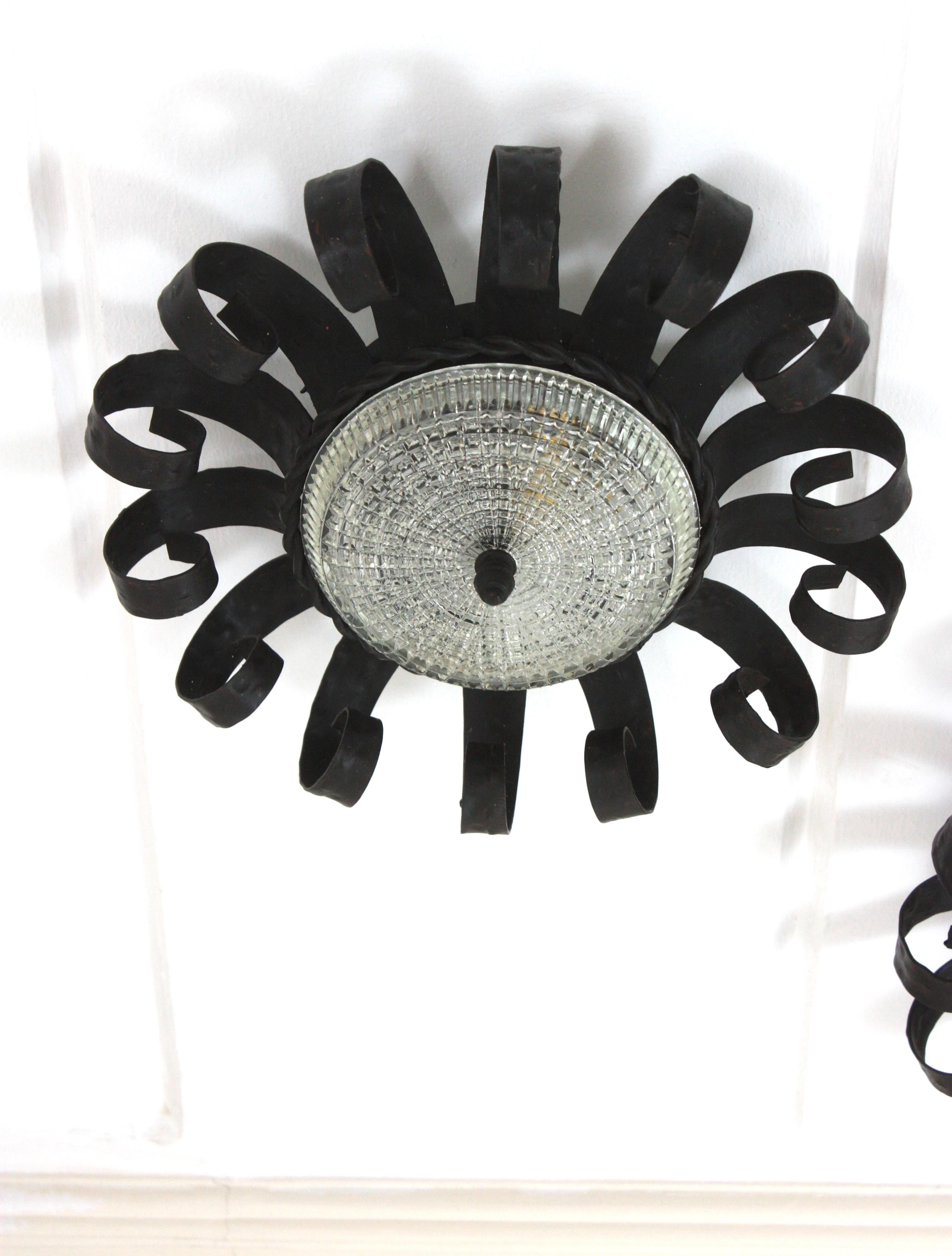 Sunburst Scrollwork Crown Flush Mount Light Fixtures, fer forgé et verre, Pair en vente 5