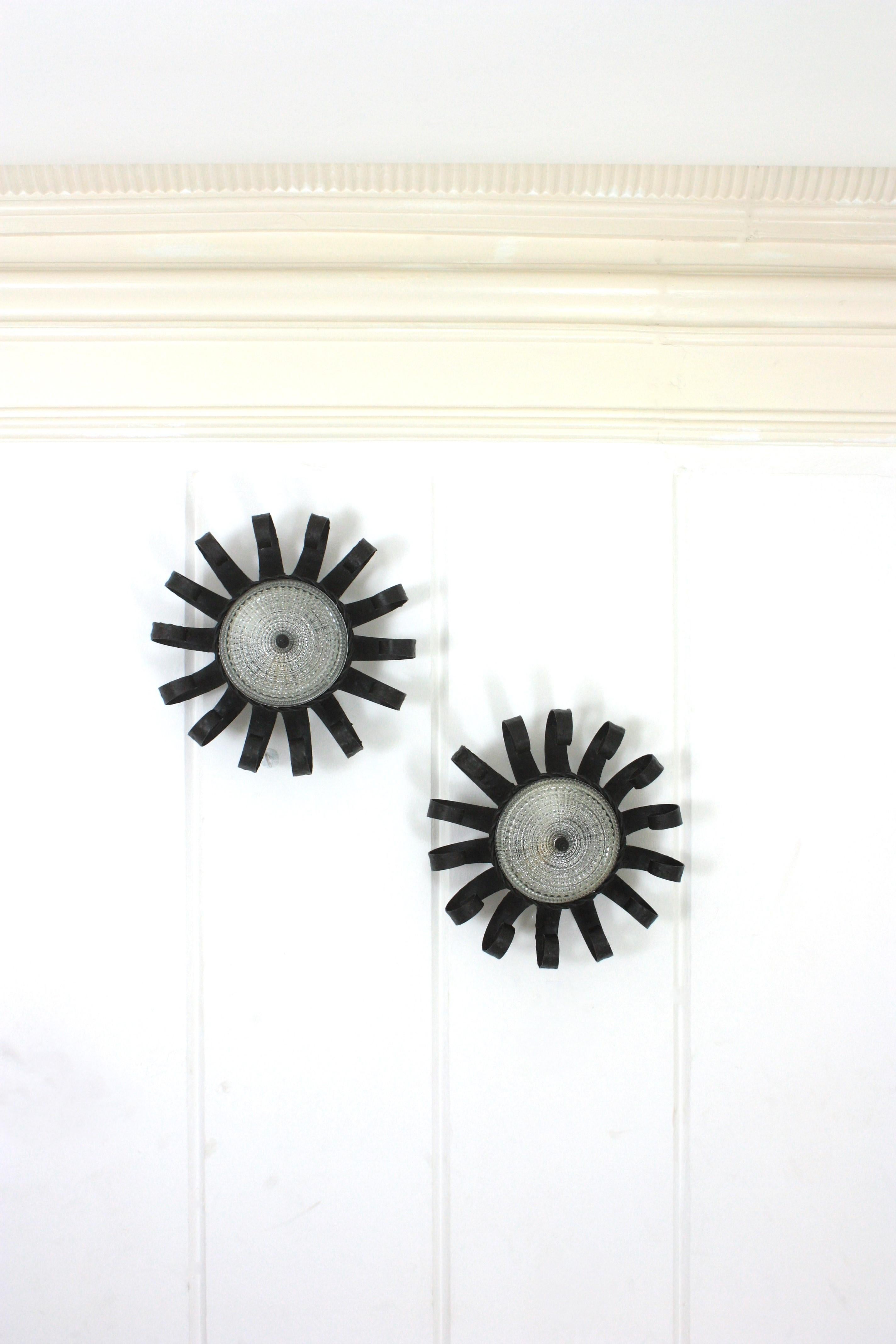 Sunburst Scrollwork Crown Flush Mount Light Fixtures, fer forgé et verre, Pair en vente 11