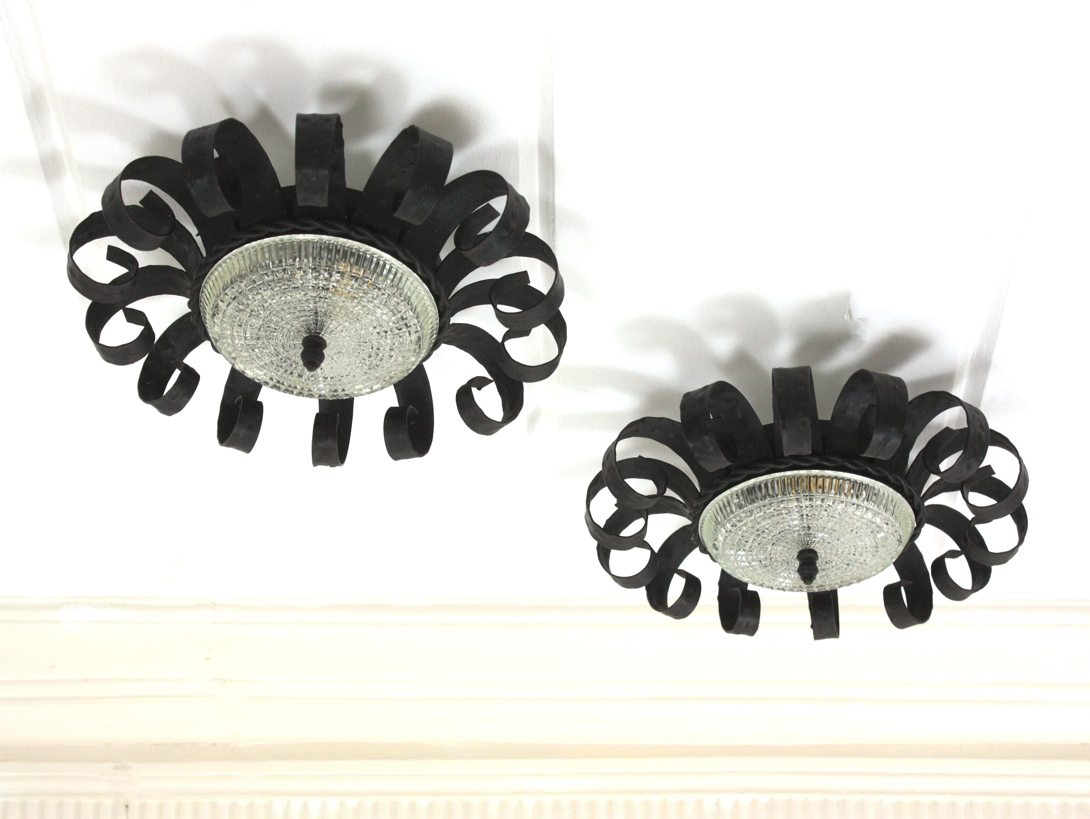 Espagnol Sunburst Scrollwork Crown Flush Mount Light Fixtures, fer forgé et verre, Pair en vente