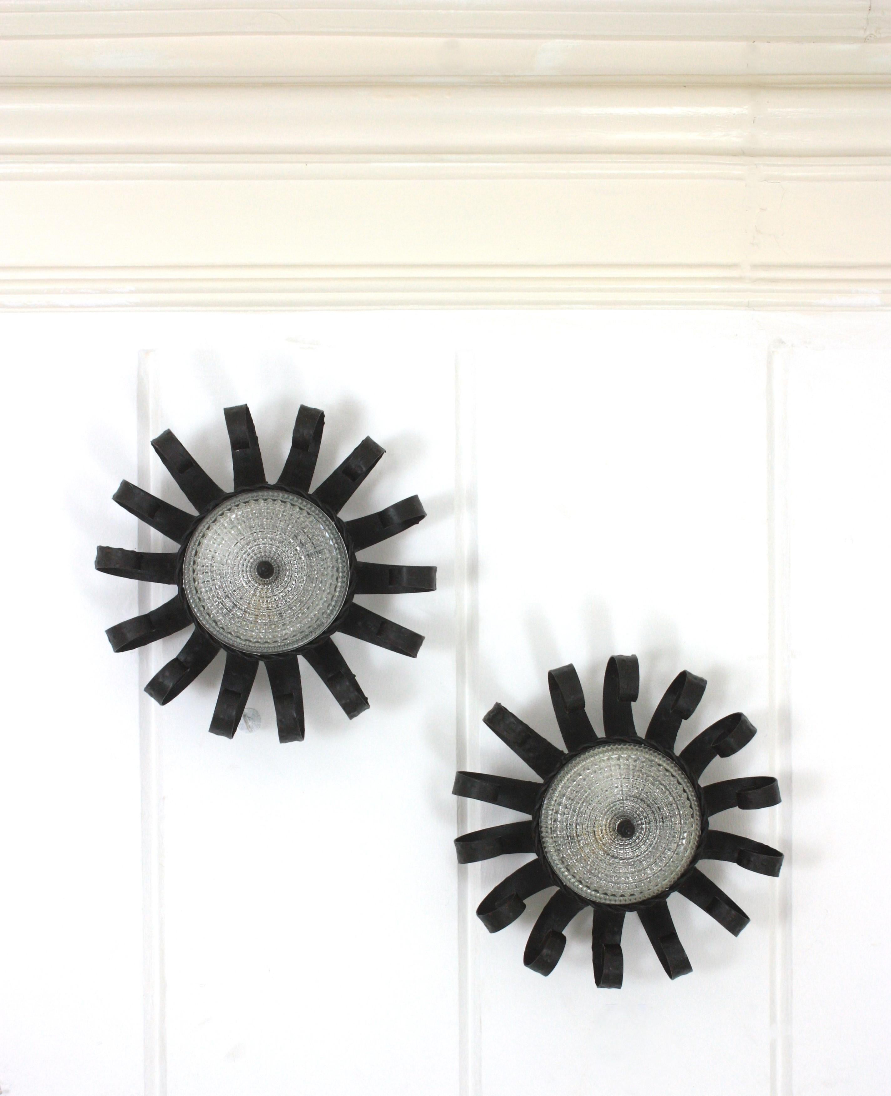 Forgé Sunburst Scrollwork Crown Flush Mount Light Fixtures, fer forgé et verre, Pair en vente