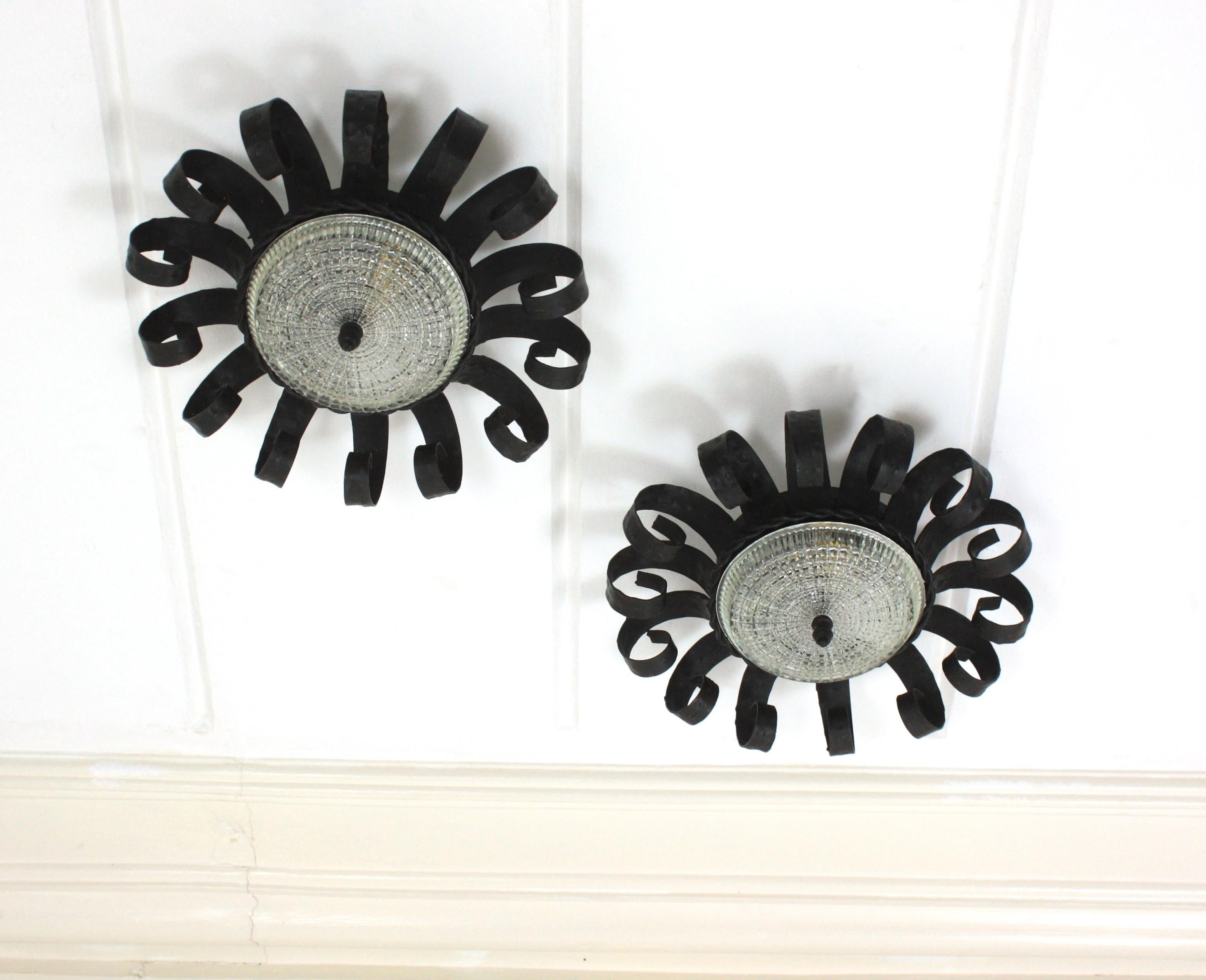 Sunburst Scrollwork Crown Flush Mount Light Fixtures, fer forgé et verre, Pair en vente 1