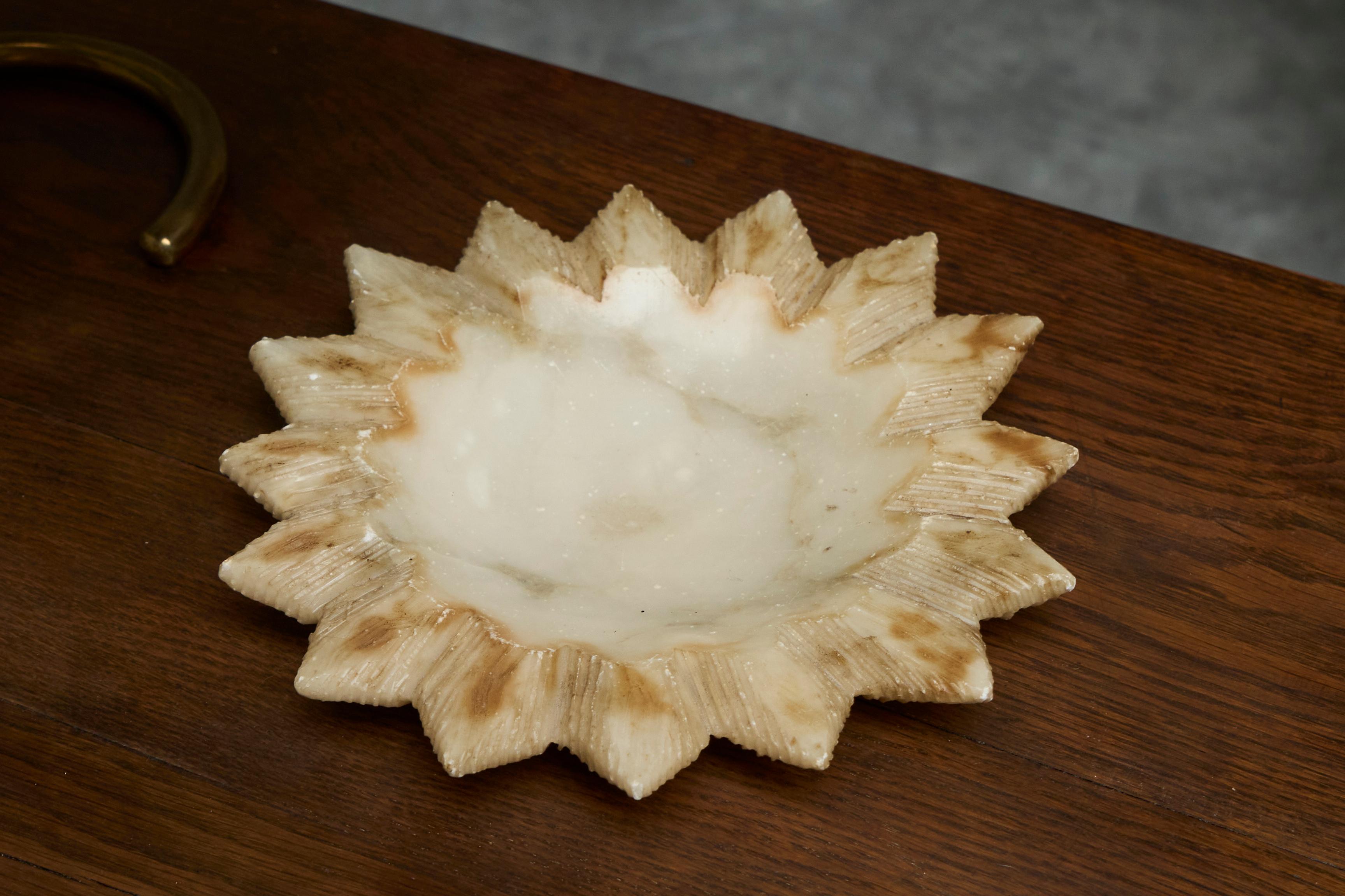 Mid-Century Modern Sunburst Shape Vide Poche or Bowl in Hand Carved Alabaster Italy 1960s For Sale