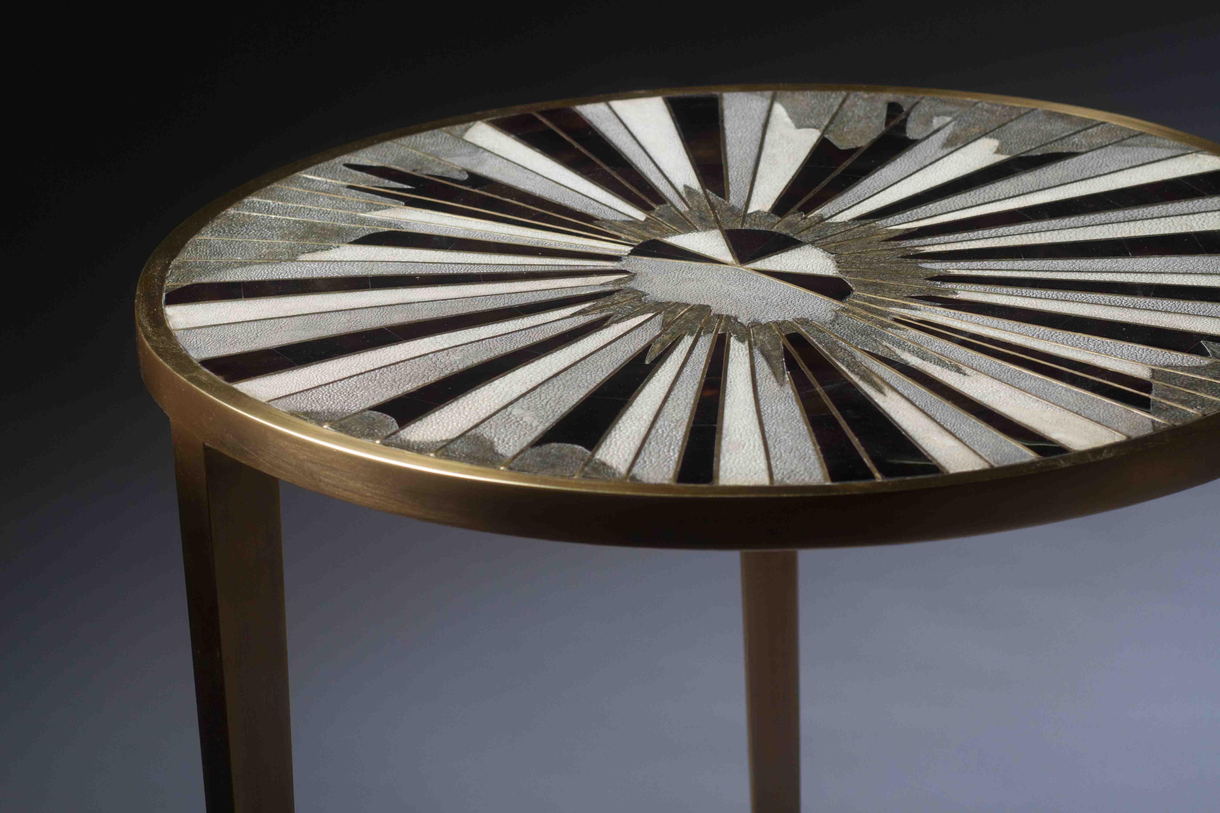 Art déco Table d'appoint Sunburst en galuchat:: coquillage et laiton patiné par R&Y Augousti en vente
