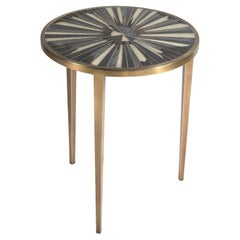 Table d'appoint Sunburst en galuchat:: coquillage et laiton patiné par R&Y Augousti