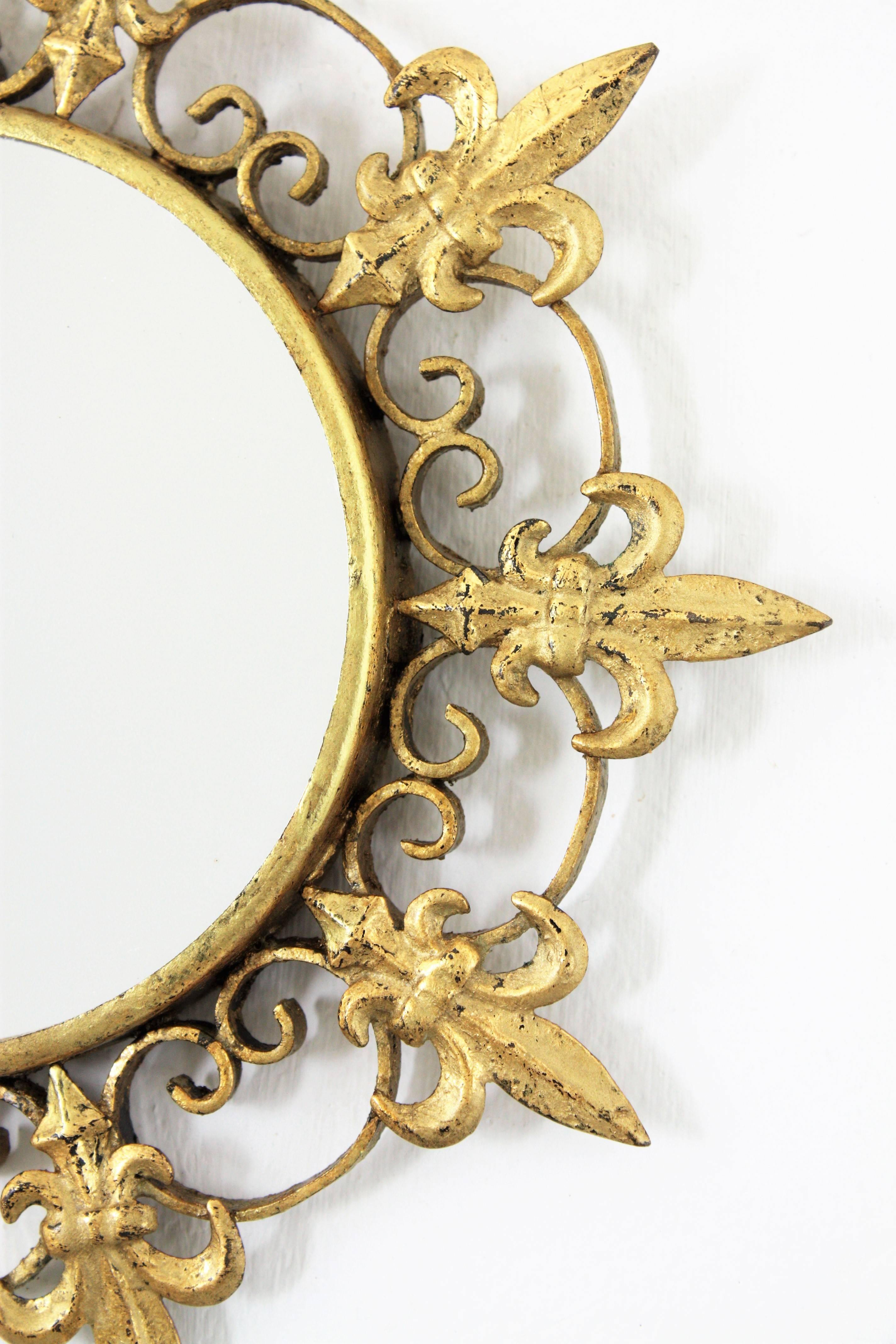 Gilt Sunburst Mirror in Small Scale, Fleur de Lys Design In Good Condition For Sale In Barcelona, ES