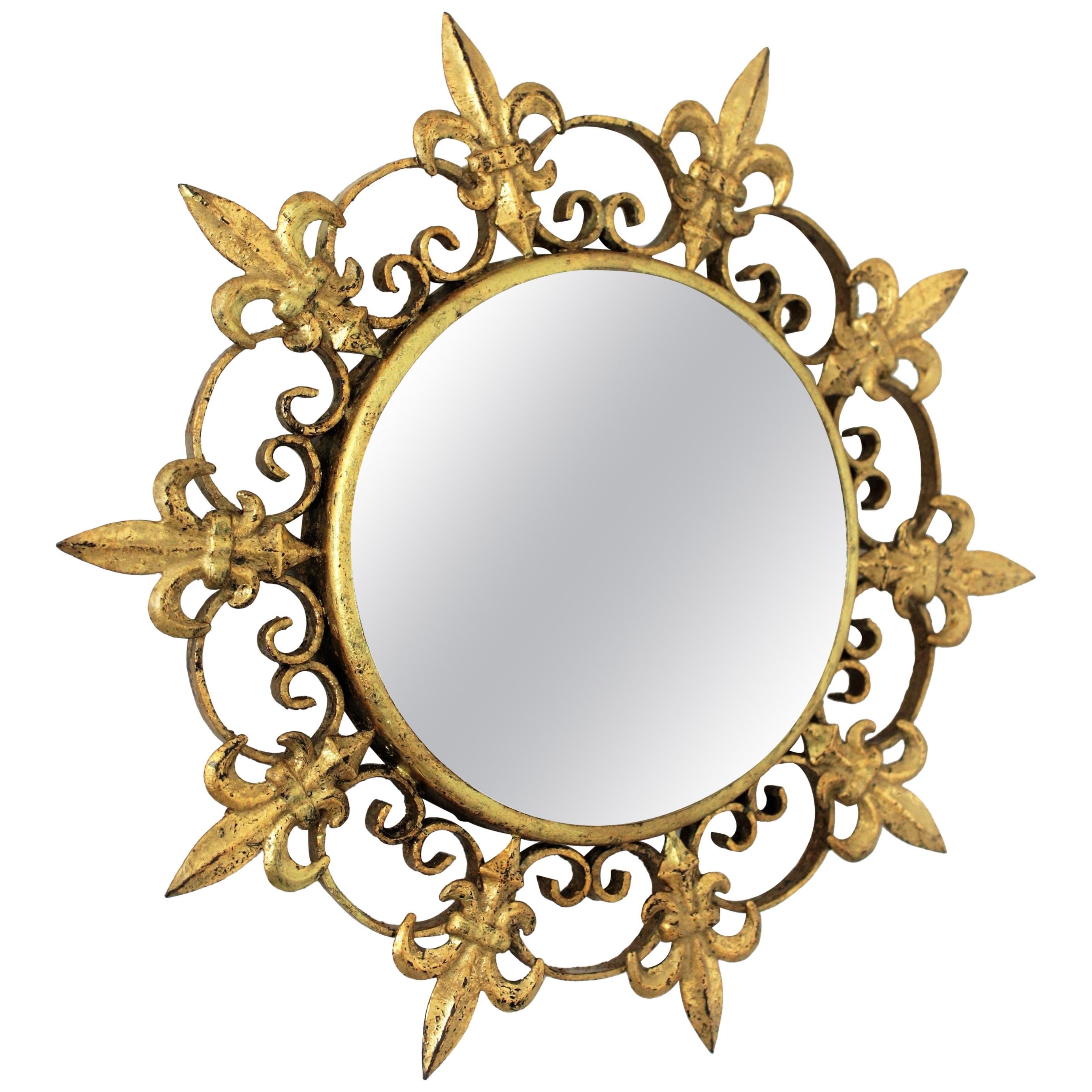 Fleur-de-lis sunburst miniature mMirror in gold leaf gilt iron, Spain, 1940s
A lovely sunburst mirror with fleur-de-lis decorations adorning the frame made in hand-hammered iron. Finished in gold leaf.
Nice design combining Neoclassical and