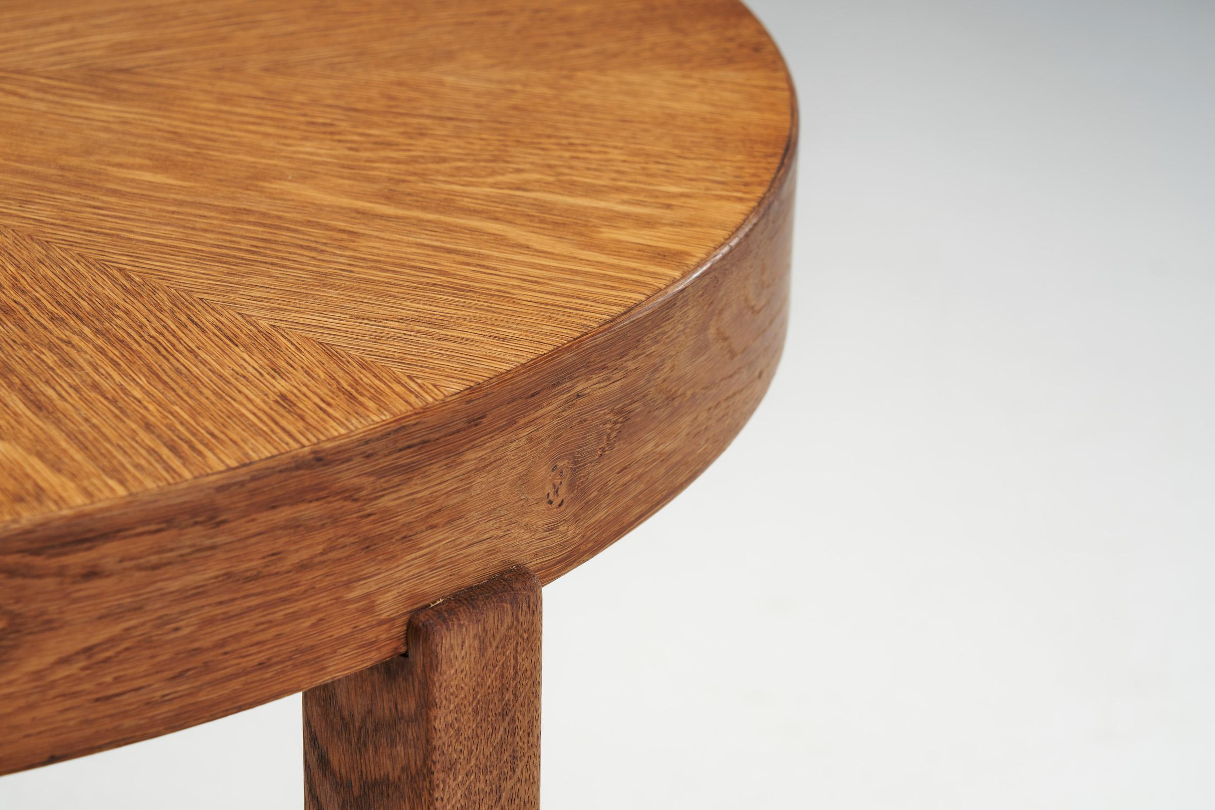 Table basse en chêne massif, Europe, vers 1950 en vente 3