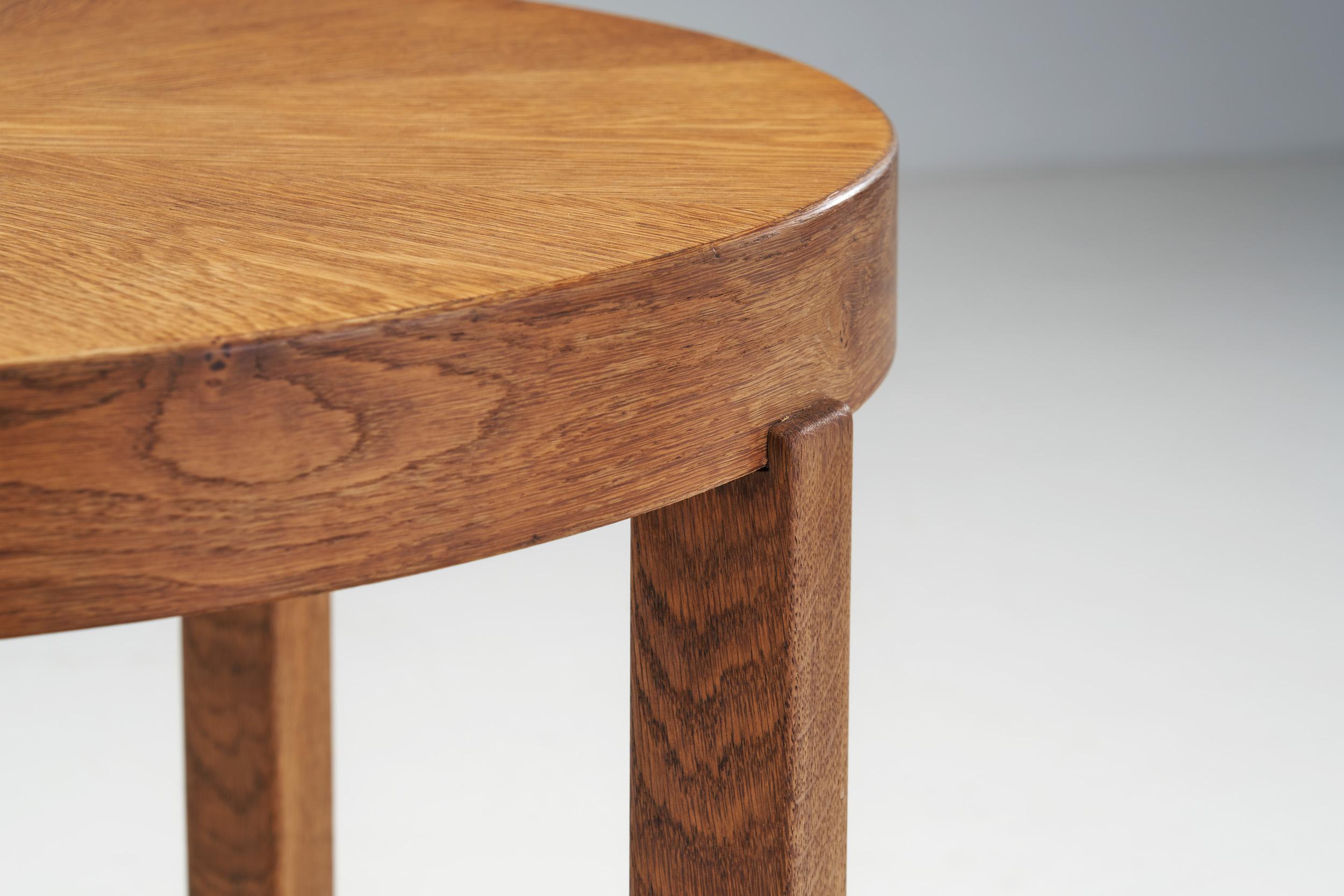 Table basse en chêne massif, Europe, vers 1950 en vente 4