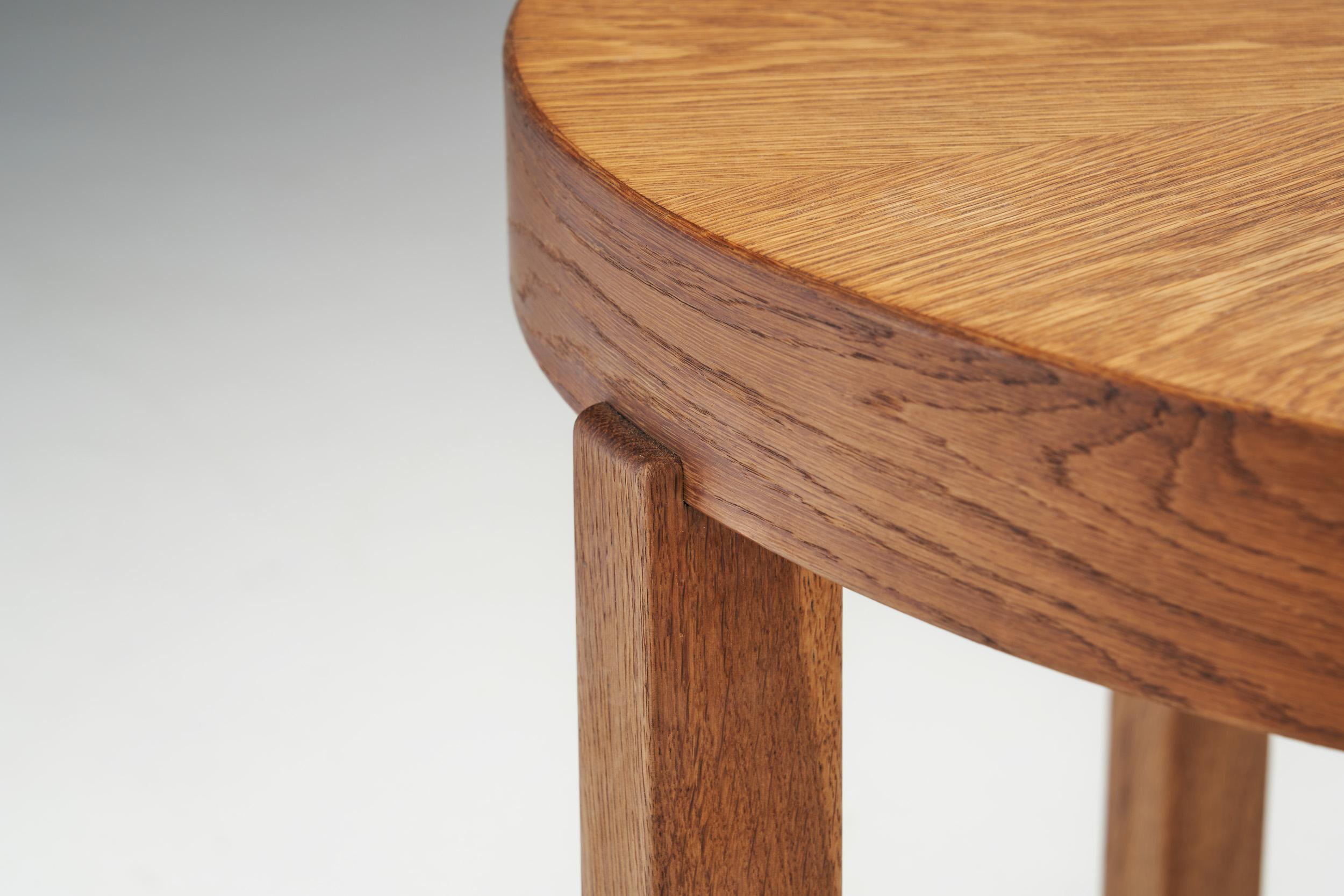 Table basse en chêne massif, Europe, vers 1950 en vente 5