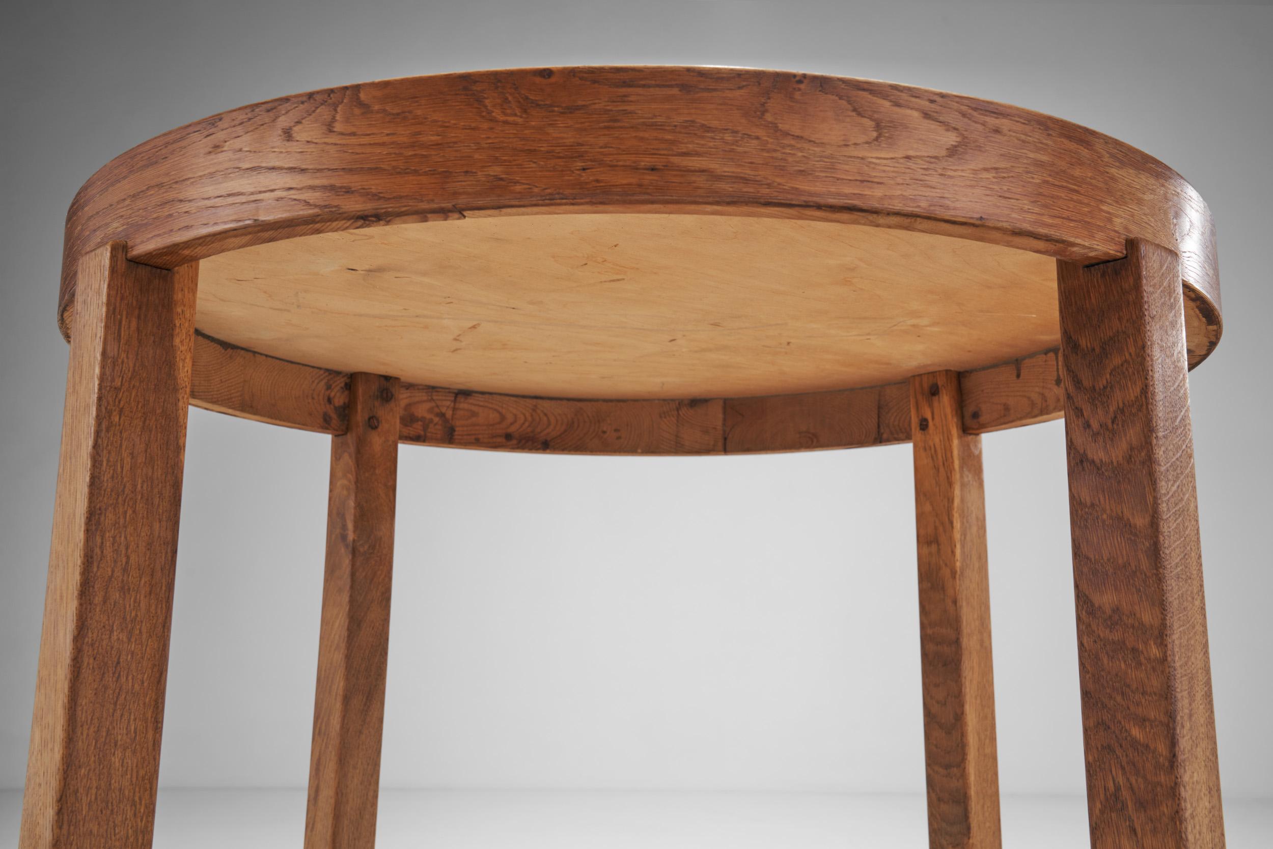 Table basse en chêne massif, Europe, vers 1950 en vente 6