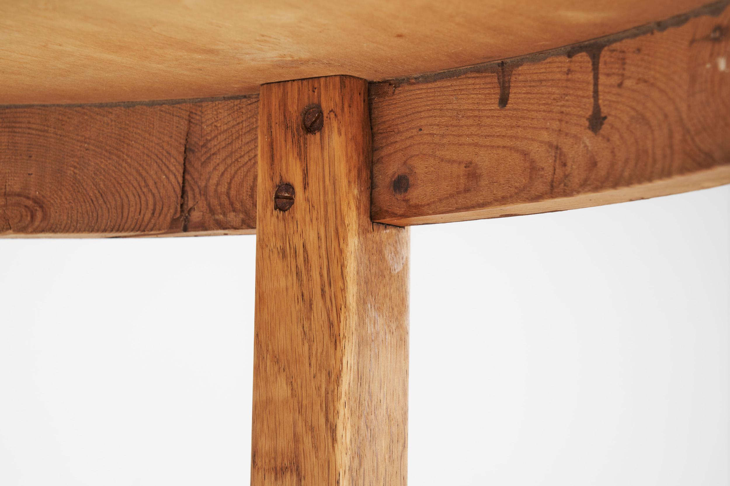 Table basse en chêne massif, Europe, vers 1950 en vente 7