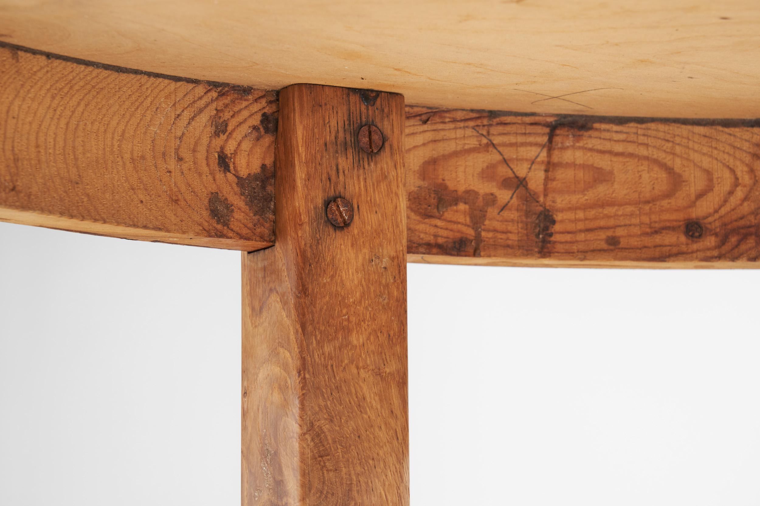 Table basse en chêne massif, Europe, vers 1950 en vente 8