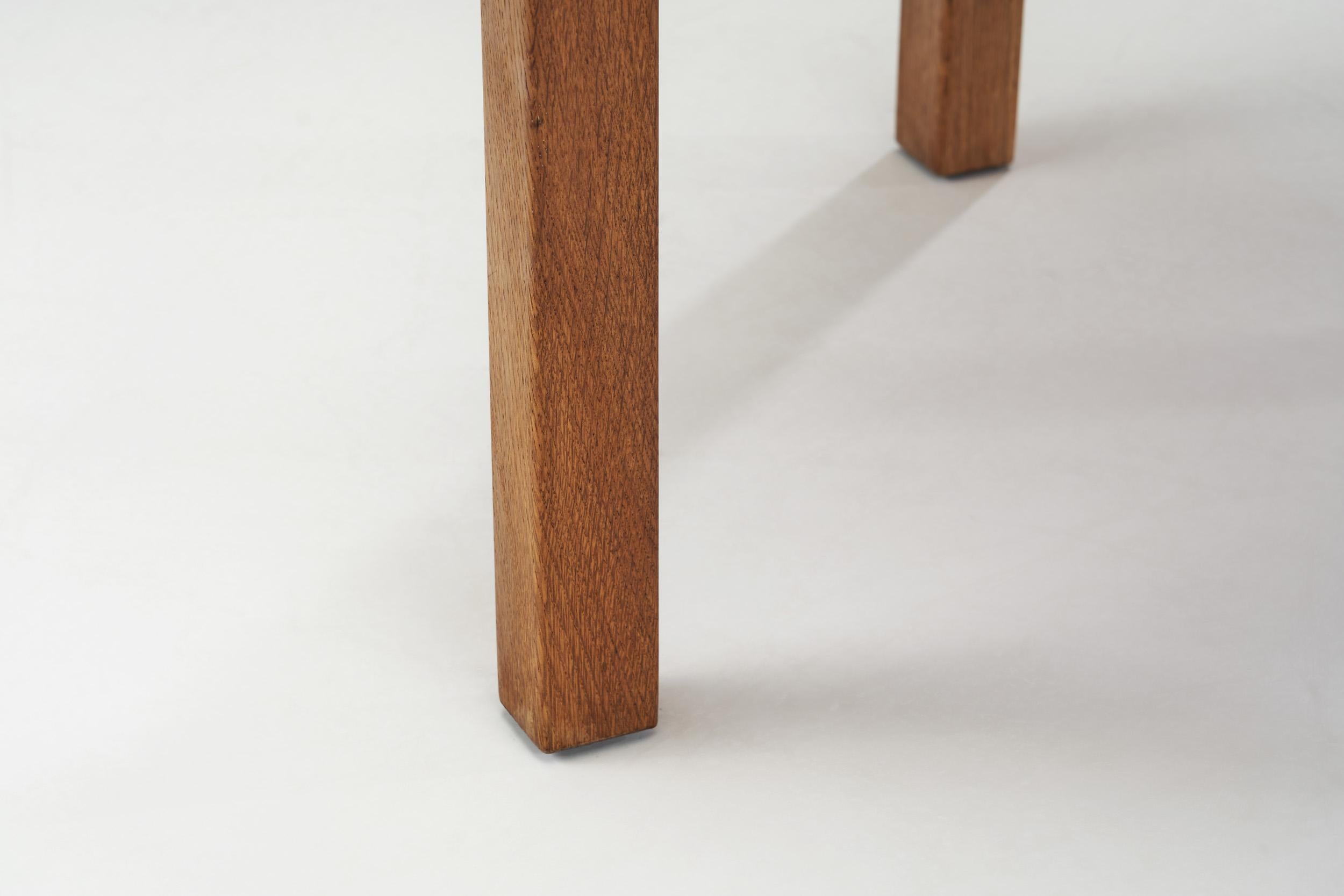 Table basse en chêne massif, Europe, vers 1950 en vente 9