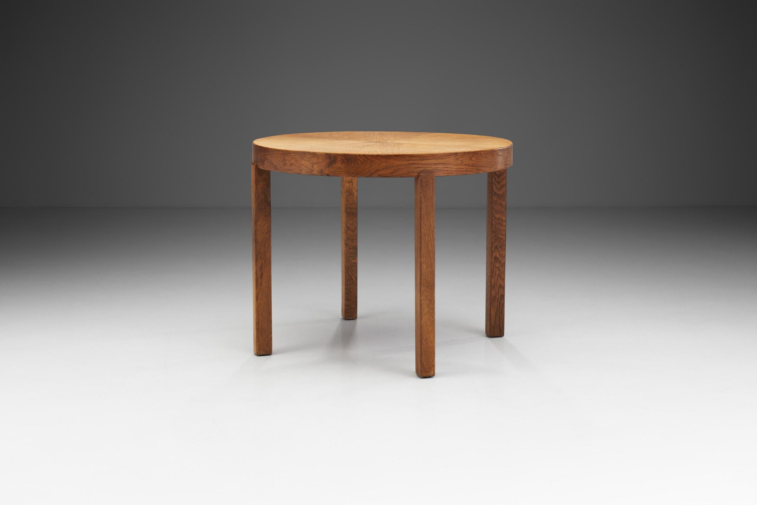 Européen Table basse en chêne massif, Europe, vers 1950 en vente