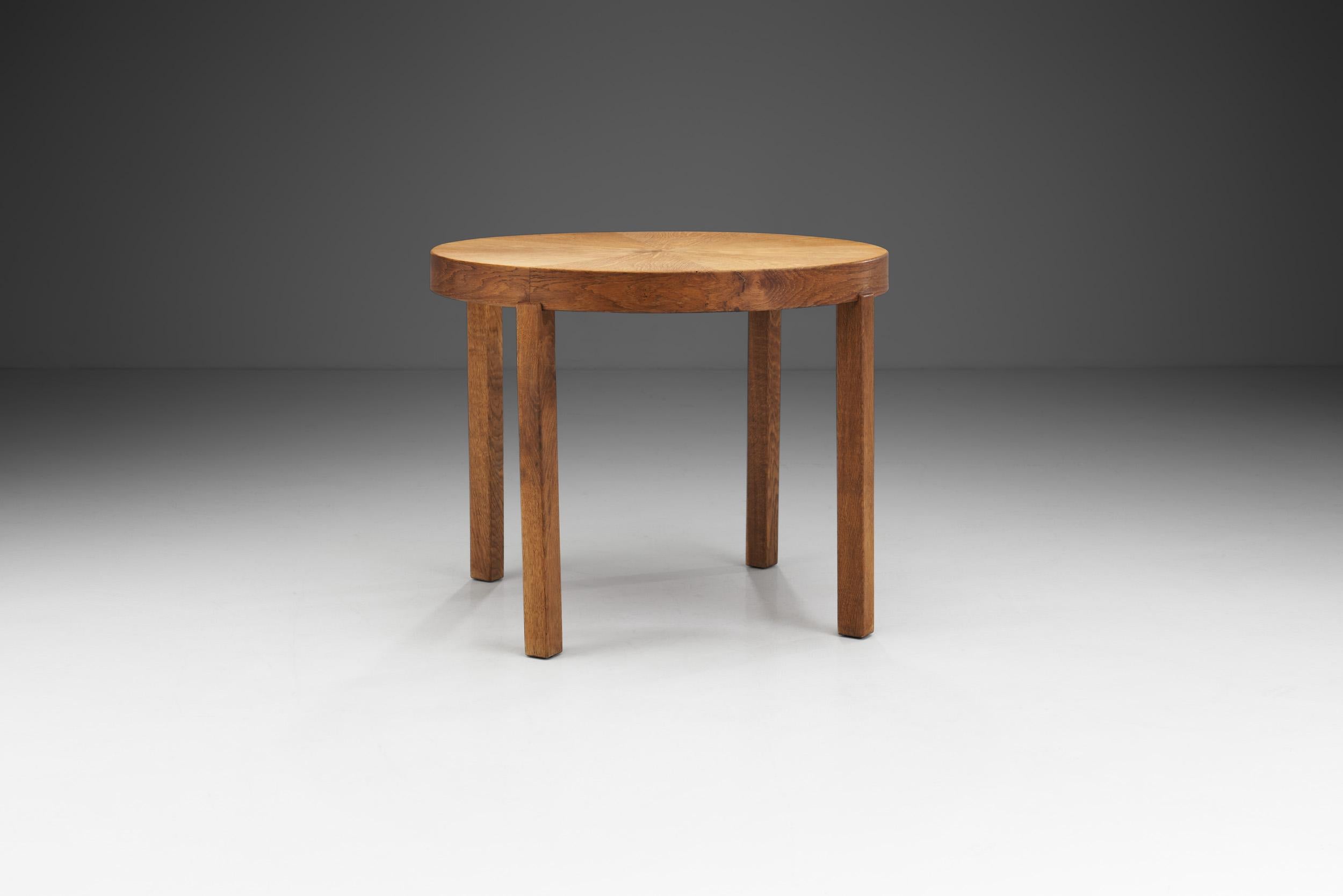 Table basse en chêne massif, Europe, vers 1950 Bon état - En vente à Utrecht, NL
