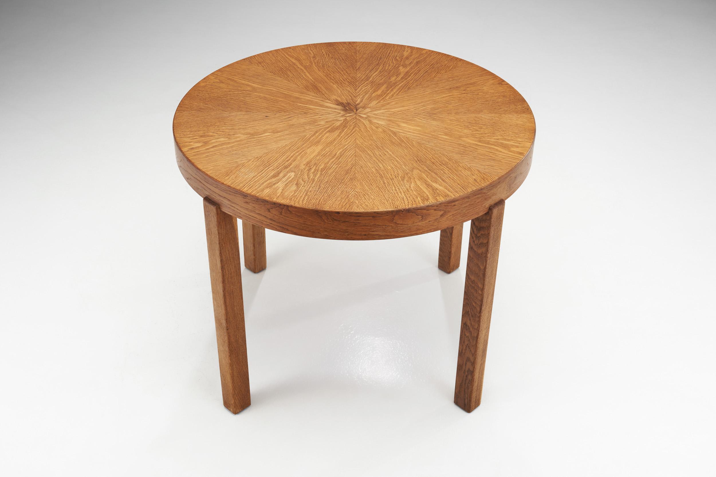 Milieu du XXe siècle Table basse en chêne massif, Europe, vers 1950 en vente
