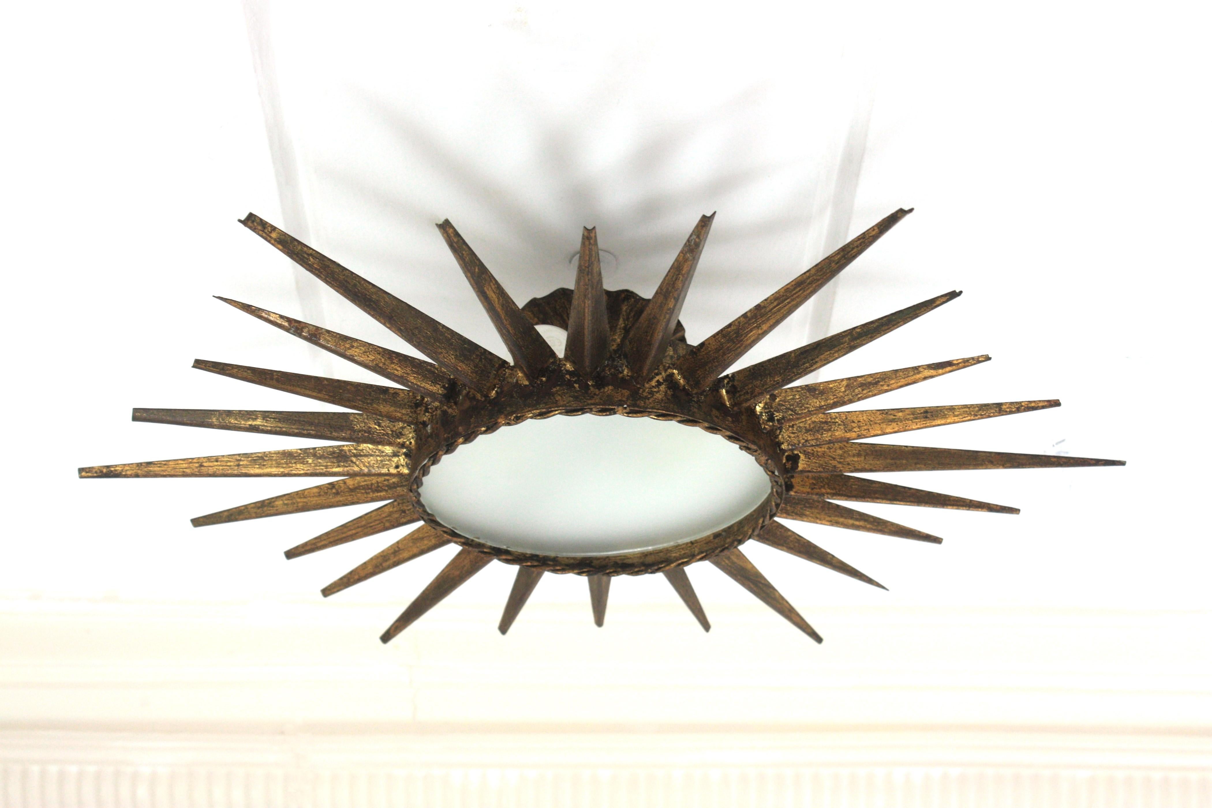 Sunburst Starburst Flush Mount Light Fixture in Gilt Iron (luminaire encastré en fer doré) en vente 3