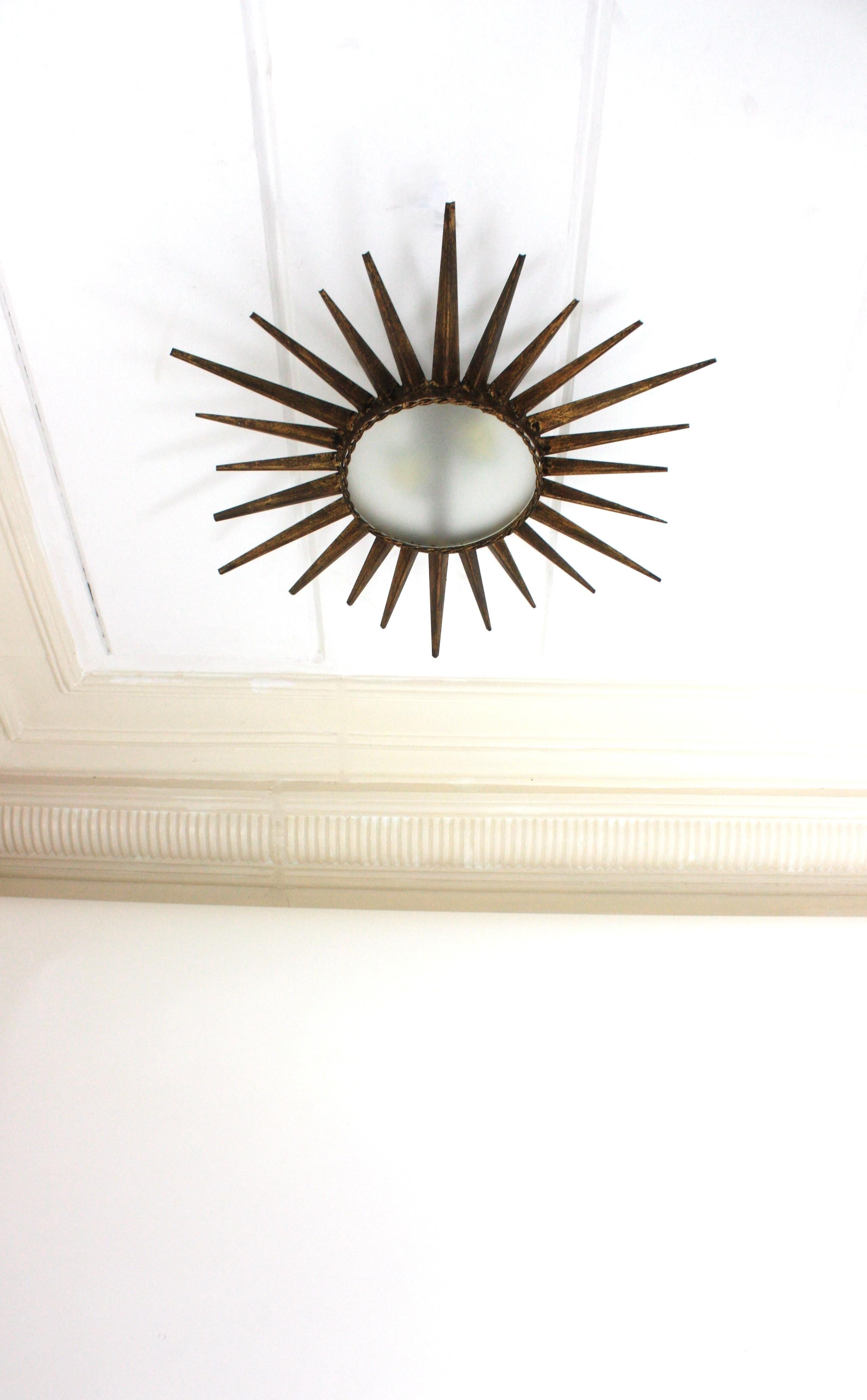 Sunburst Starburst Flush Mount Light Fixture in Gilt Iron (luminaire encastré en fer doré) en vente 4