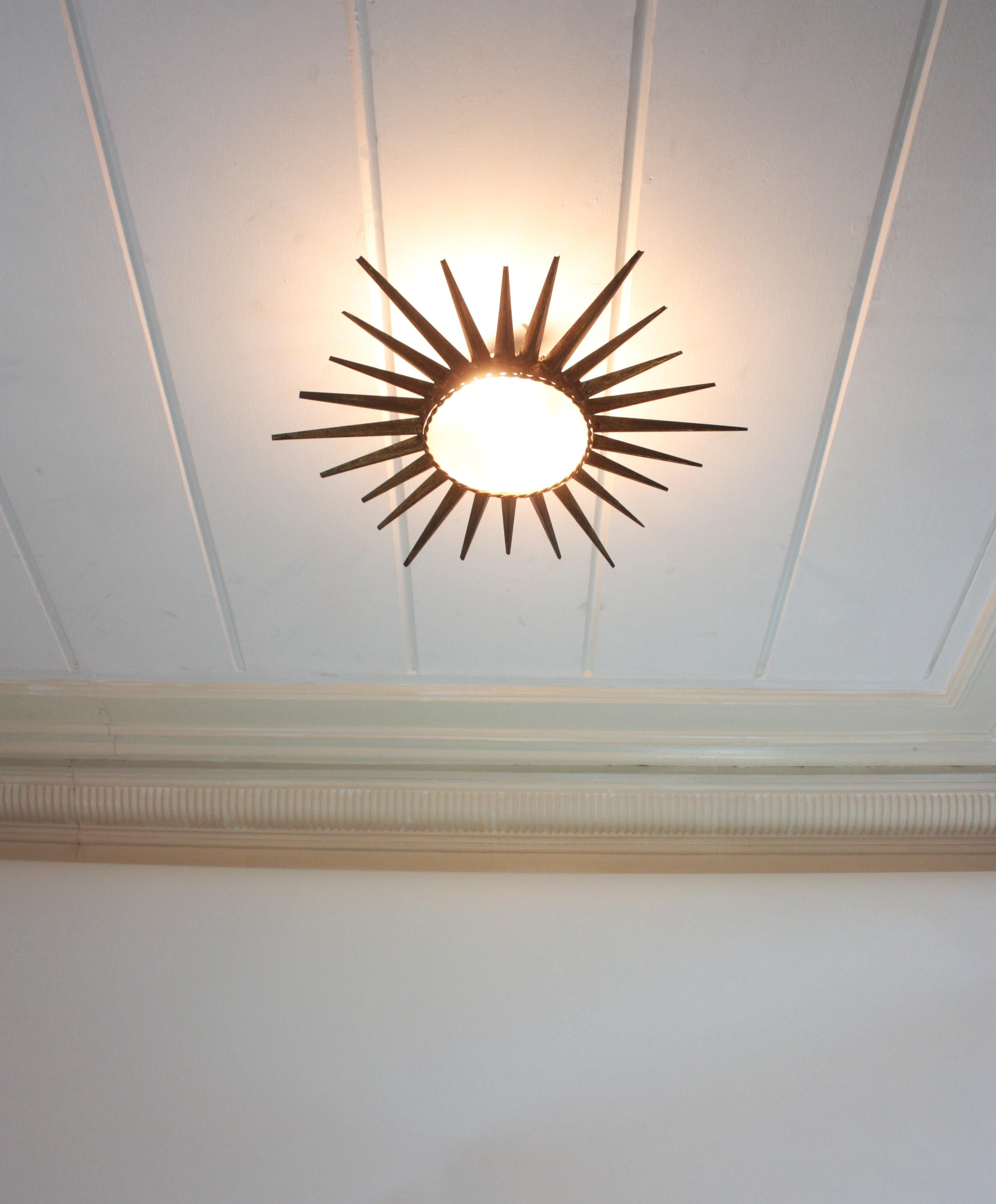 Sunburst Starburst Flush Mount Light Fixture in Gilt Iron (luminaire encastré en fer doré) en vente 6