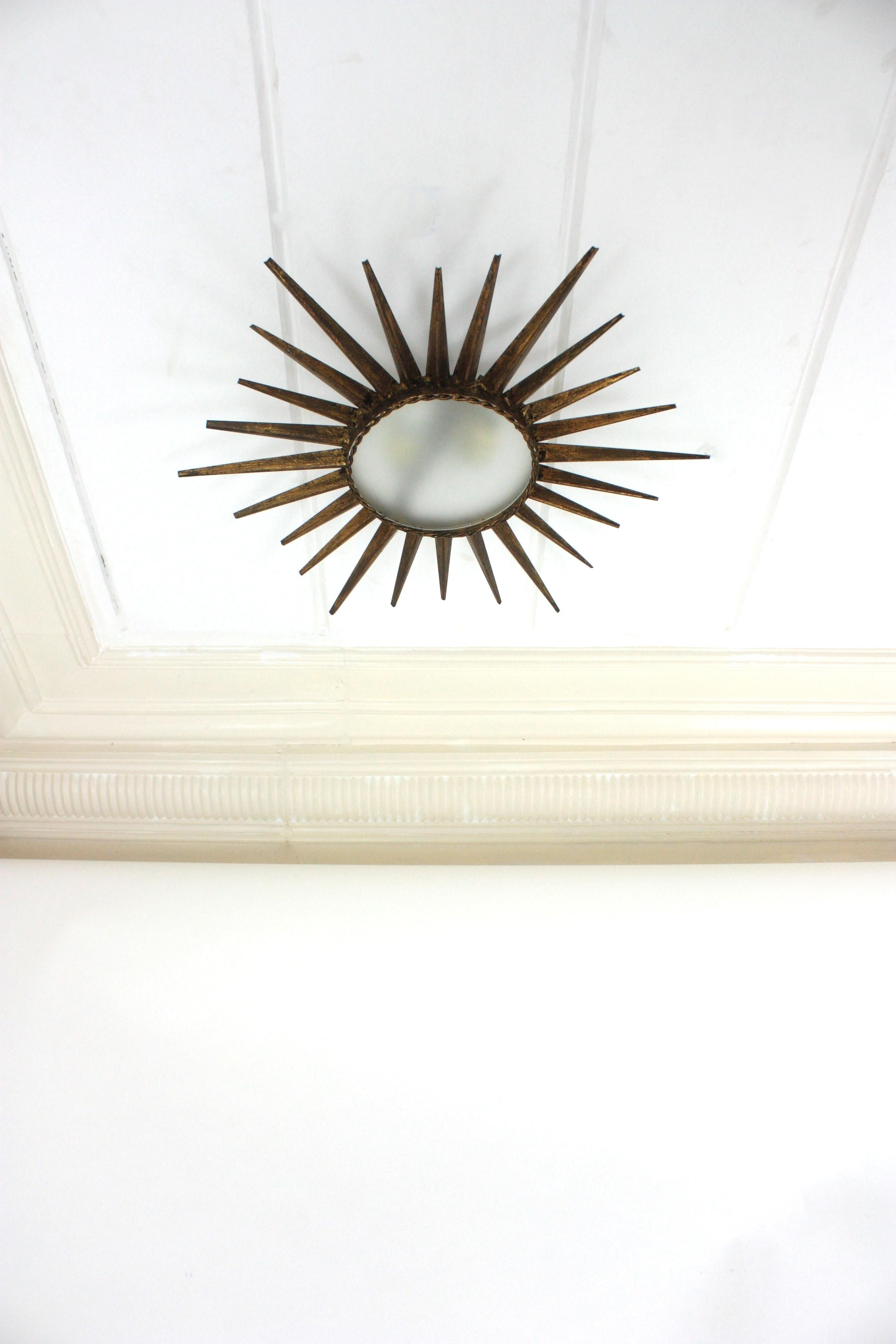Sunburst Starburst Flush Mount Light Fixture in Gilt Iron (luminaire encastré en fer doré) en vente 8