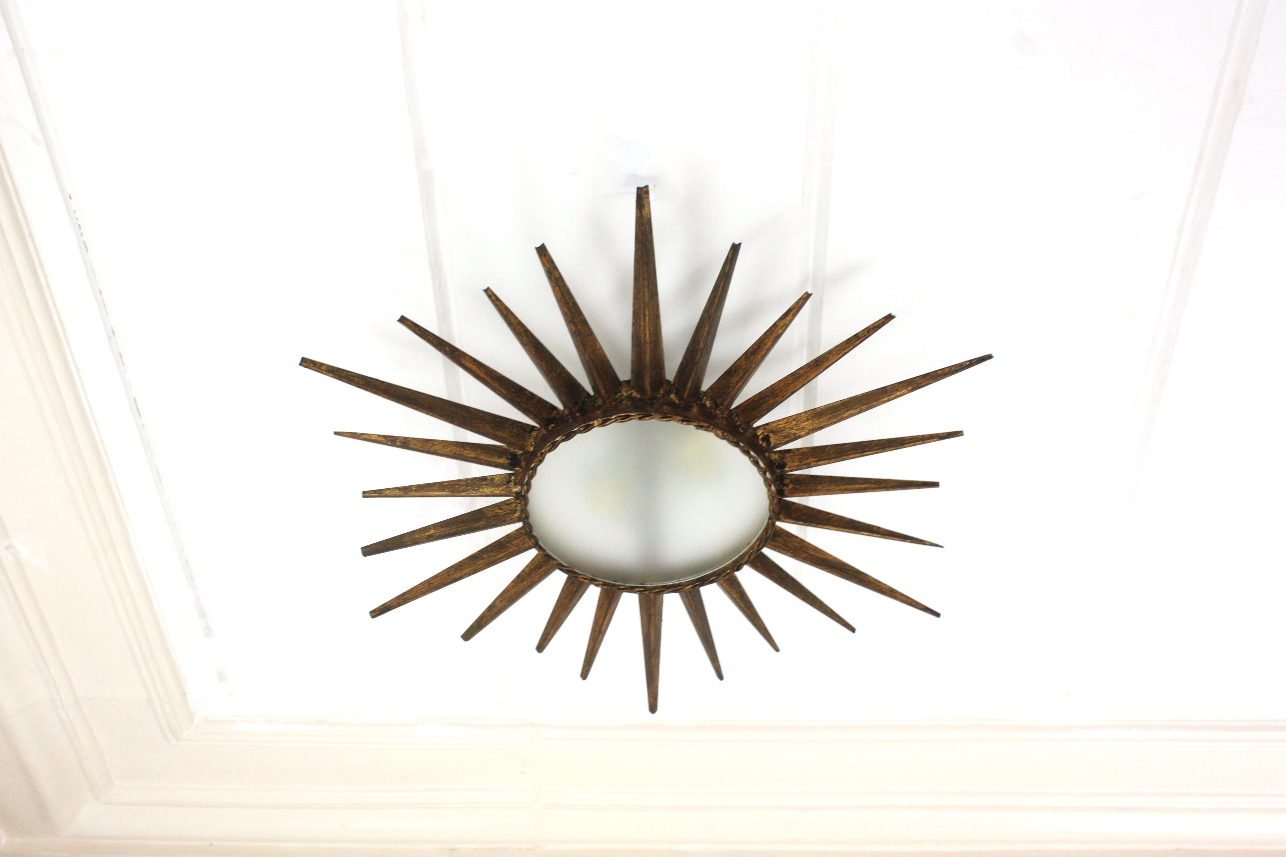 Sunburst Starburst Flush Mount Light Fixture in Gilt Iron (luminaire encastré en fer doré) en vente 9