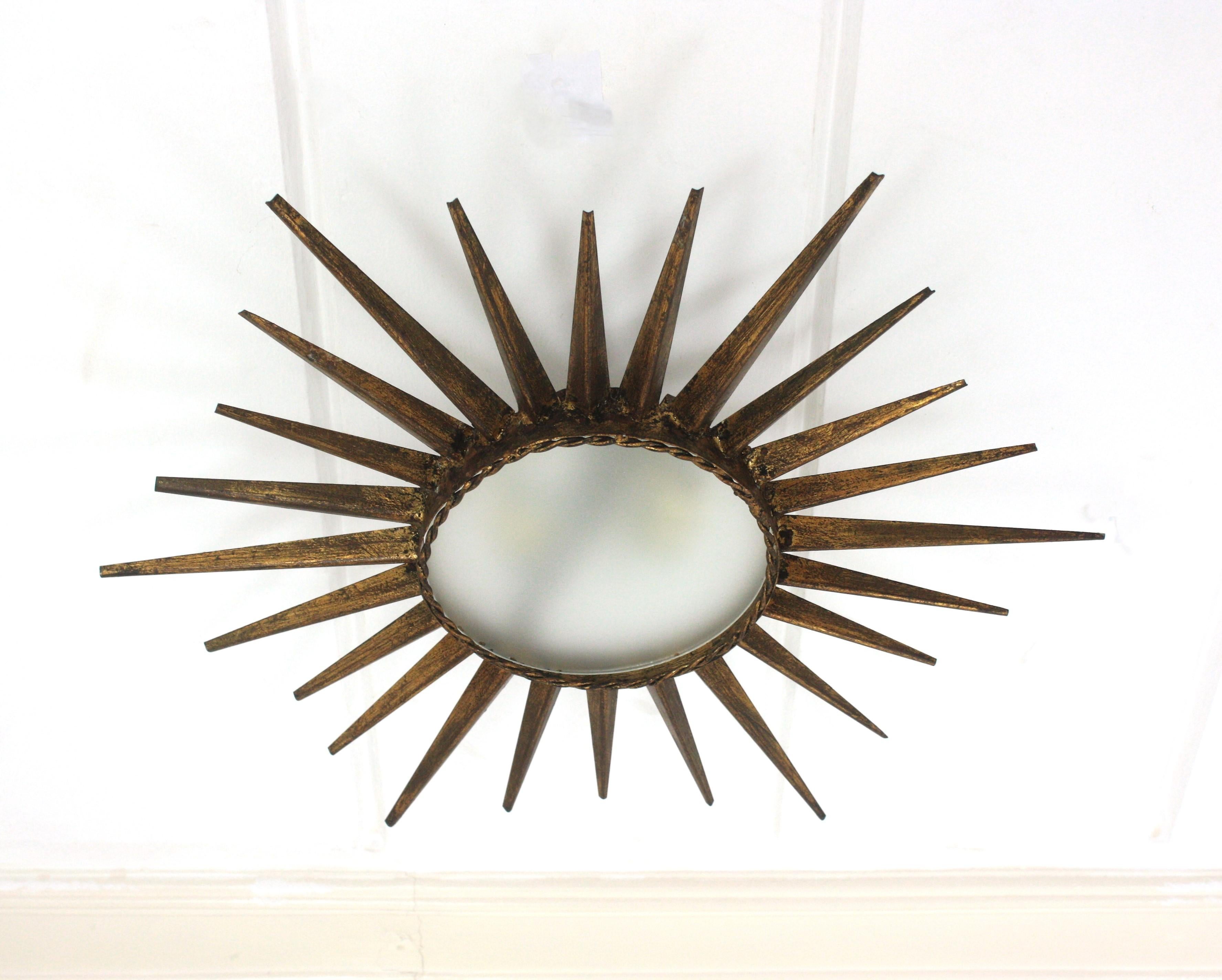 Mid-Century Modern Sunburst Starburst Flush Mount Light Fixture in Gilt Iron (luminaire encastré en fer doré) en vente