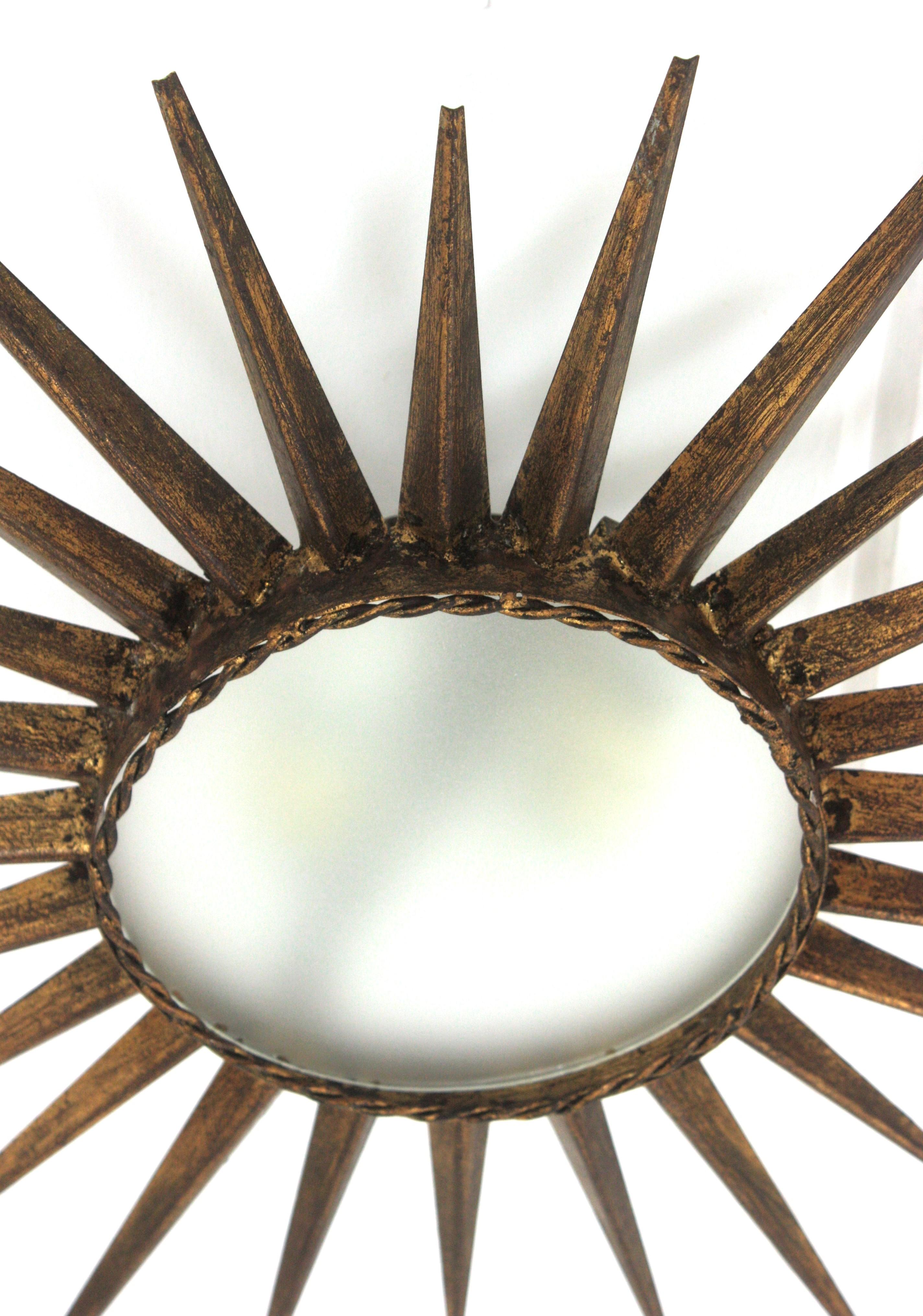 Français Sunburst Starburst Flush Mount Light Fixture in Gilt Iron (luminaire encastré en fer doré) en vente