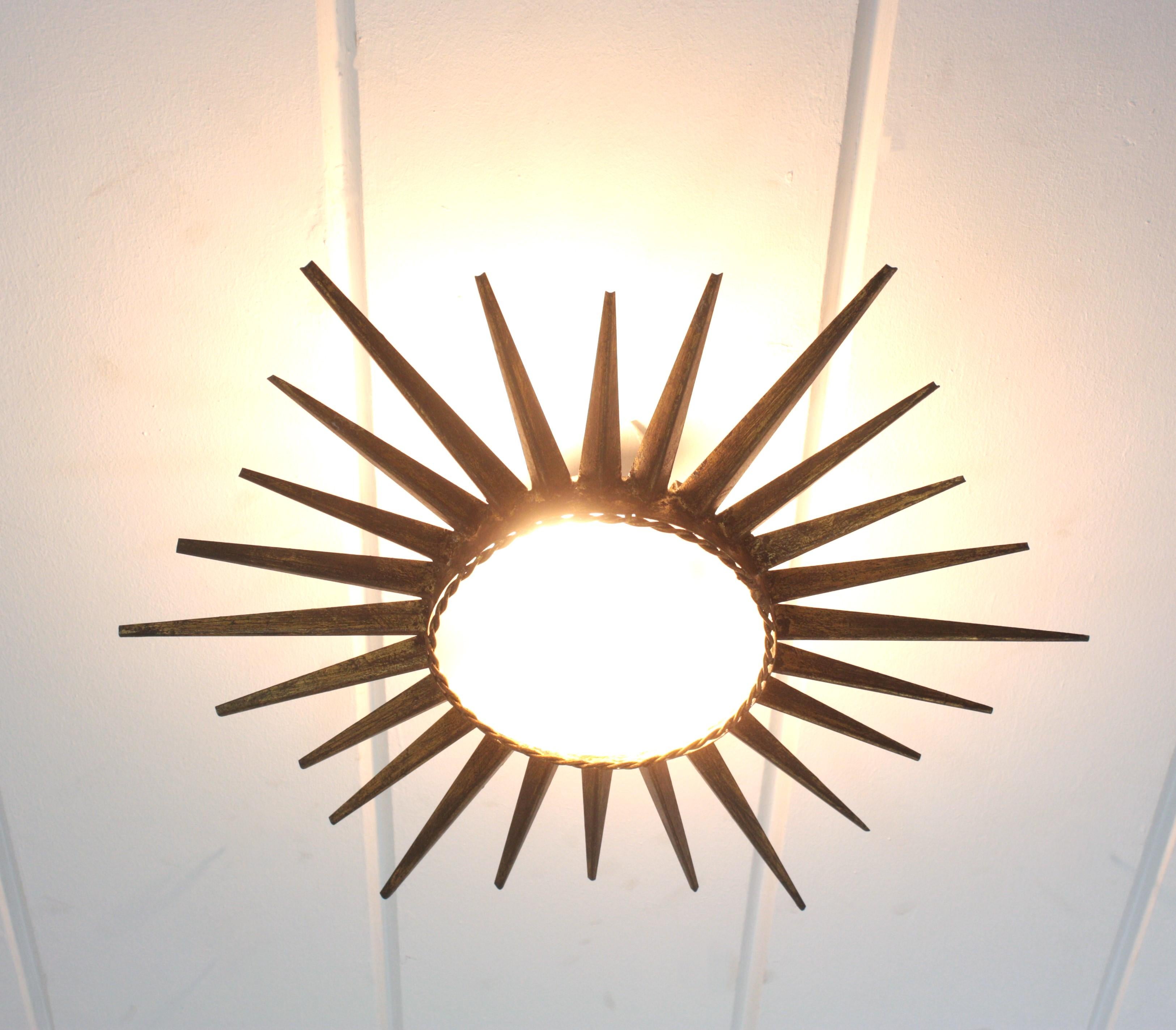 Martelé Sunburst Starburst Flush Mount Light Fixture in Gilt Iron (luminaire encastré en fer doré) en vente