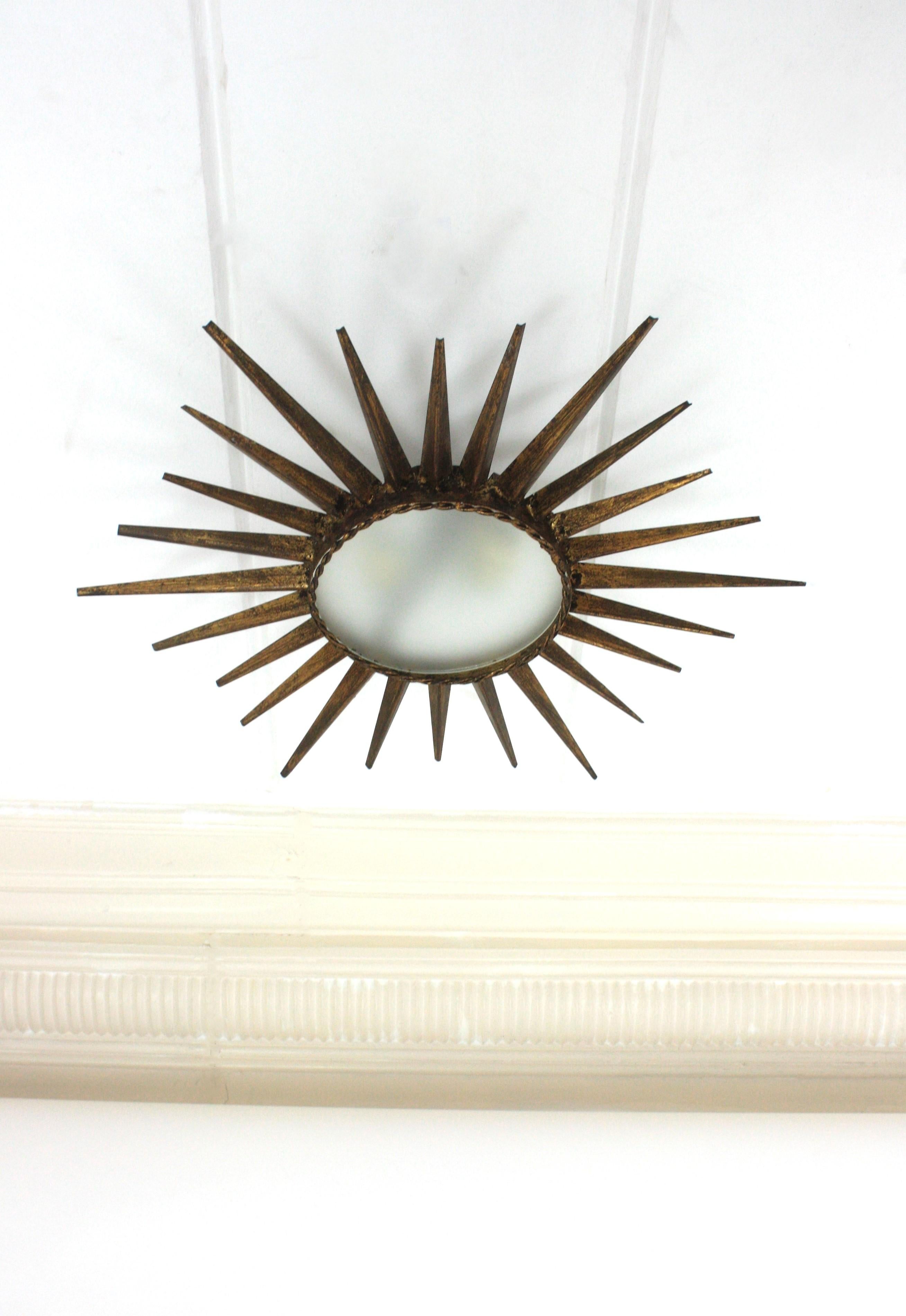 Sunburst Starburst Flush Mount Light Fixture in Gilt Iron (luminaire encastré en fer doré) Bon état - En vente à Barcelona, ES