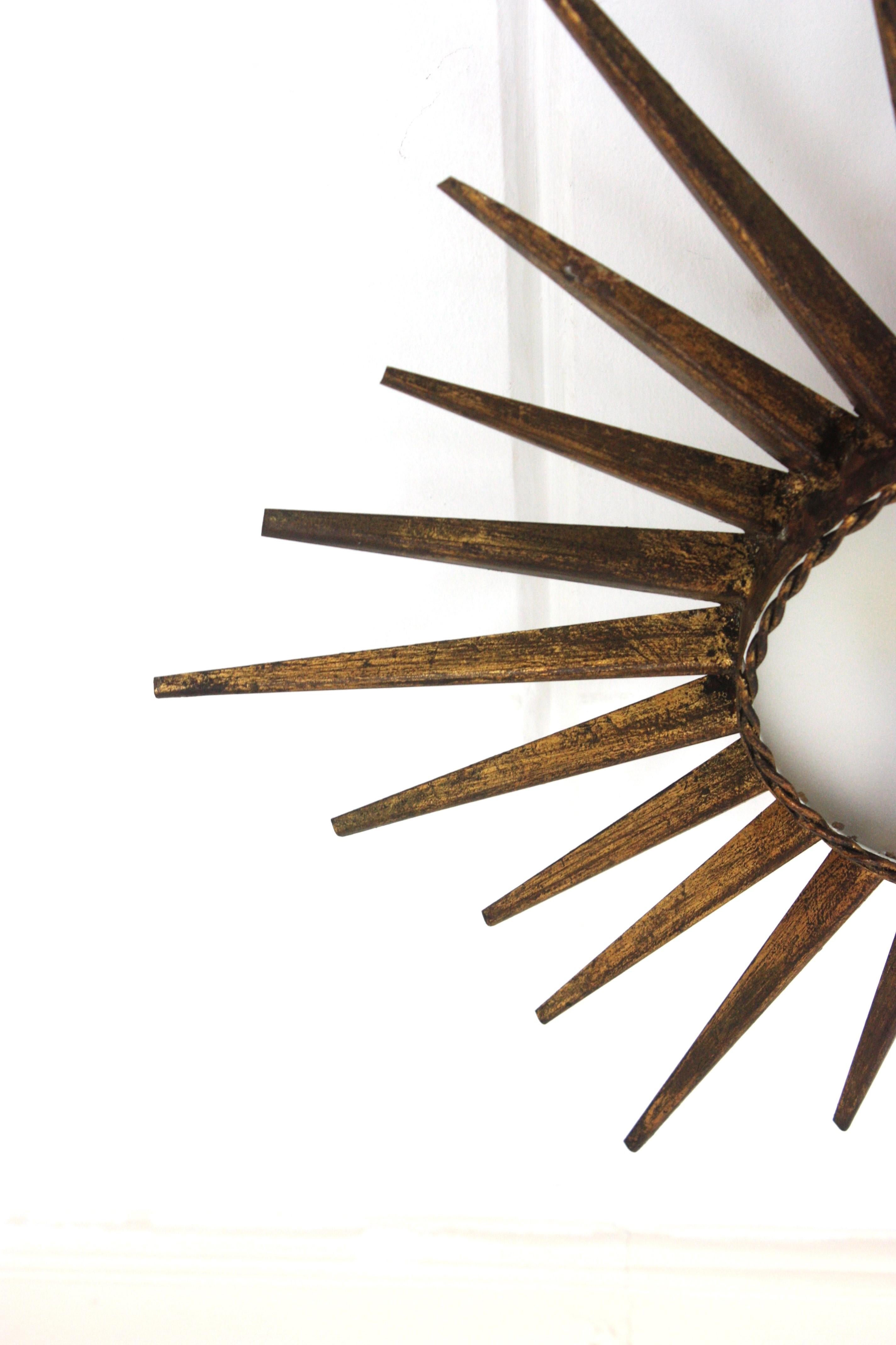 20ième siècle Sunburst Starburst Flush Mount Light Fixture in Gilt Iron (luminaire encastré en fer doré) en vente