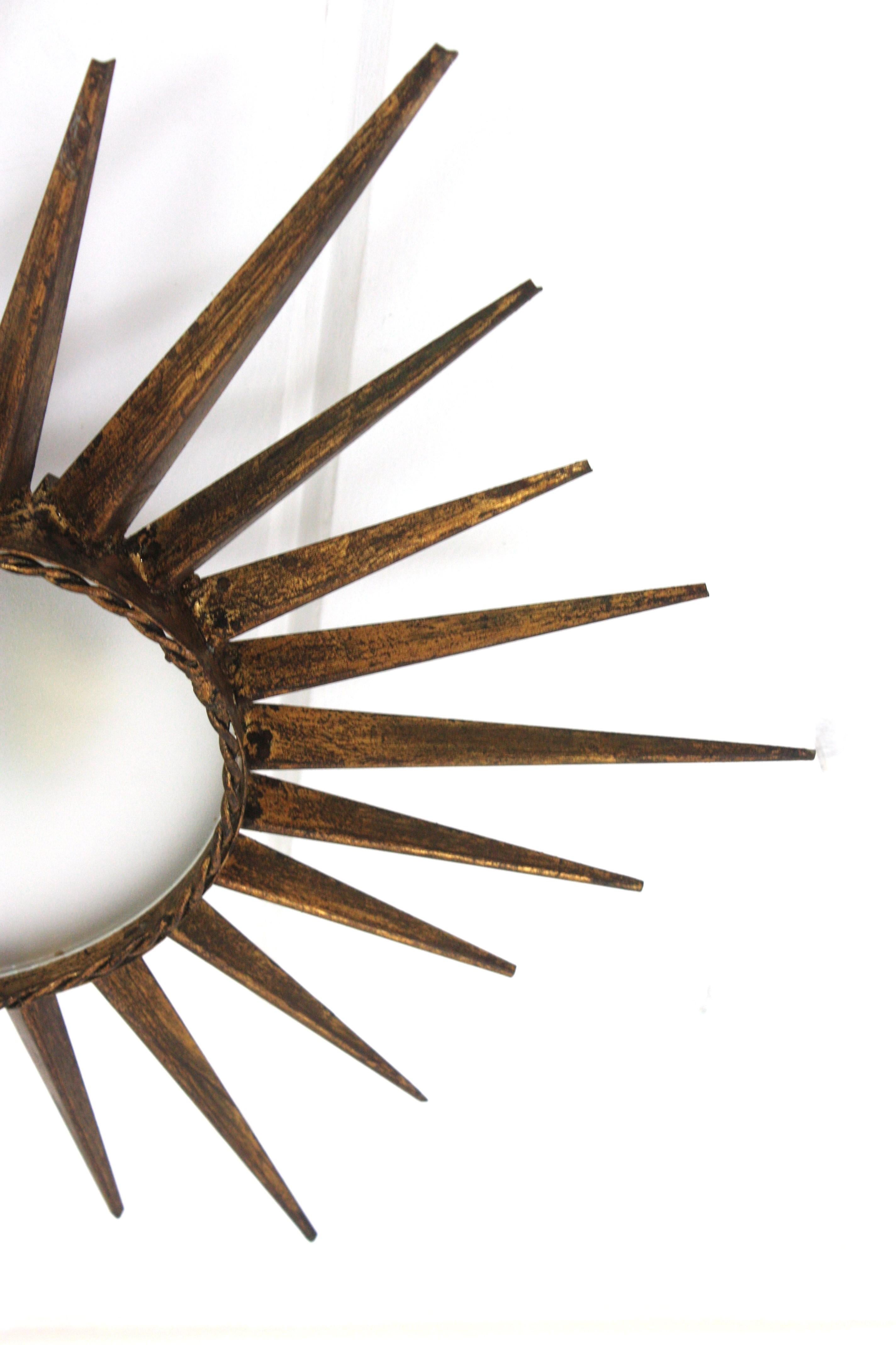 Feuille d'or Sunburst Starburst Flush Mount Light Fixture in Gilt Iron (luminaire encastré en fer doré) en vente