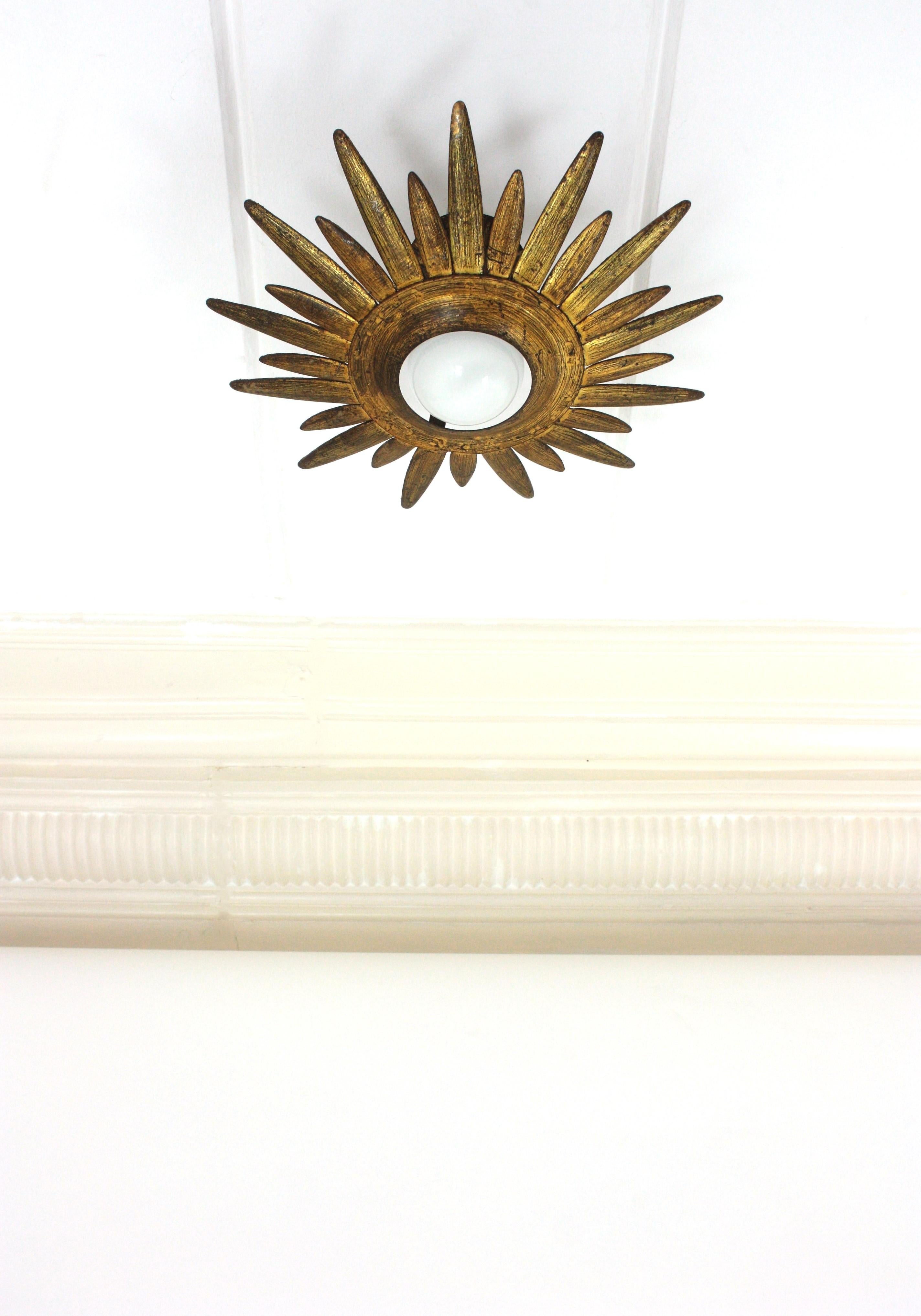 Sunburst Starburst Light Fixture in Gilt and Green Metal In Good Condition For Sale In Barcelona, ES