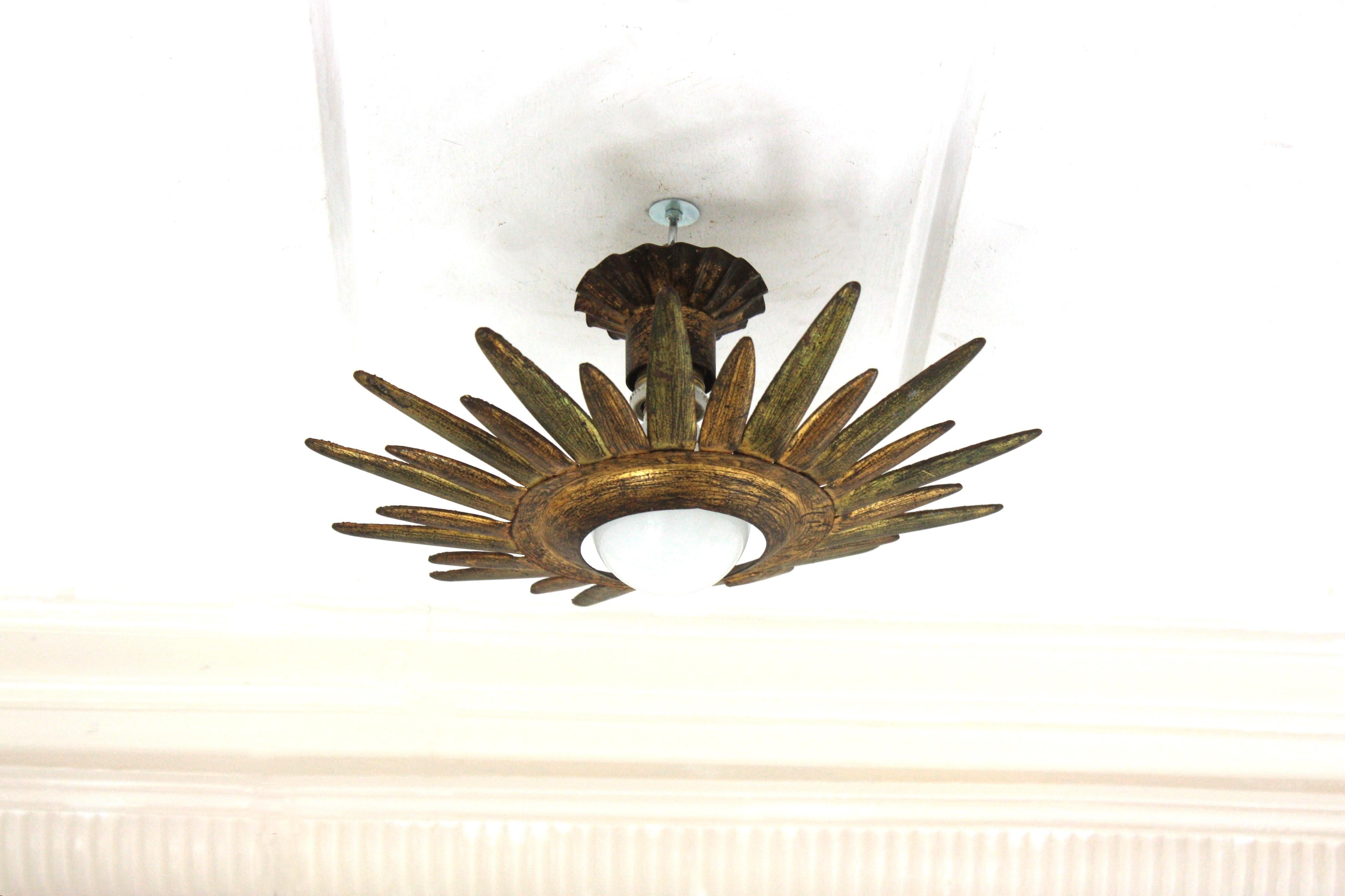 Sunburst Starburst Light Fixture in Gilt and Green Metal In Good Condition For Sale In Barcelona, ES